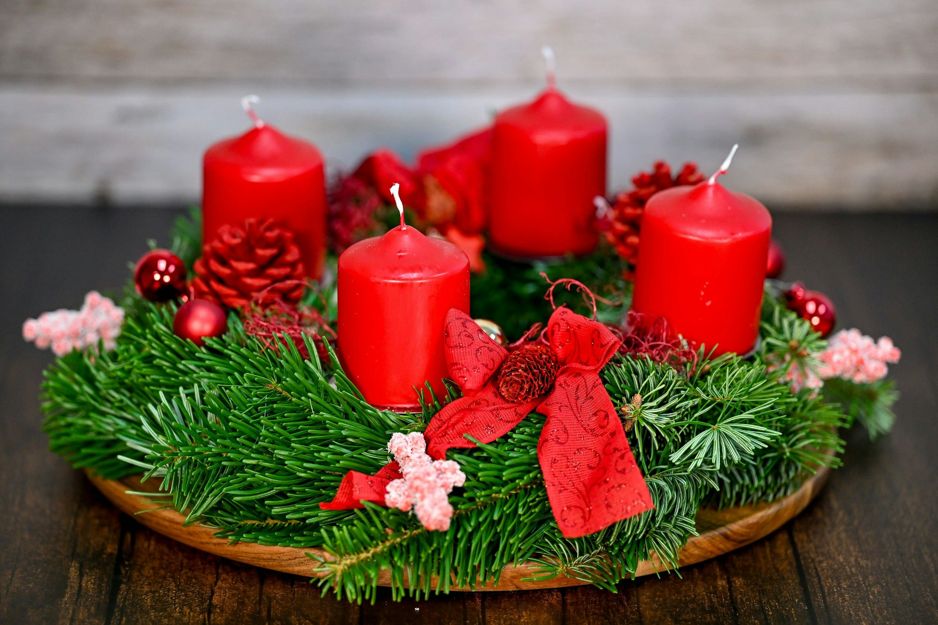 Mit diesen Tipps bleibt der Adventskranz über die gesamte Vorweihnachtszeit schön grün und frisch.