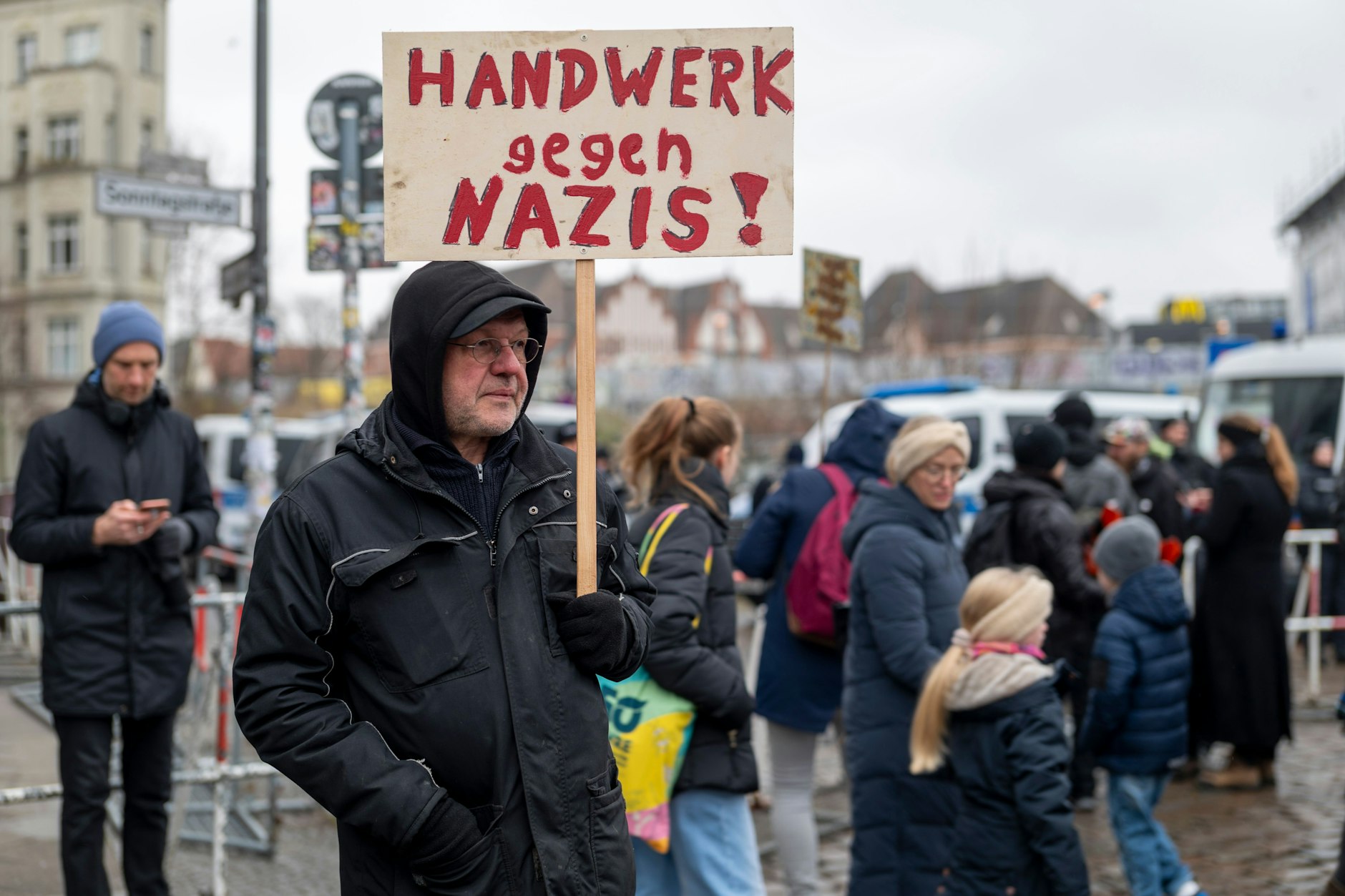 Ganz Friedrichshain protestiert gegen Nazis. Wie dieser Handwerker, ein Anwohner.