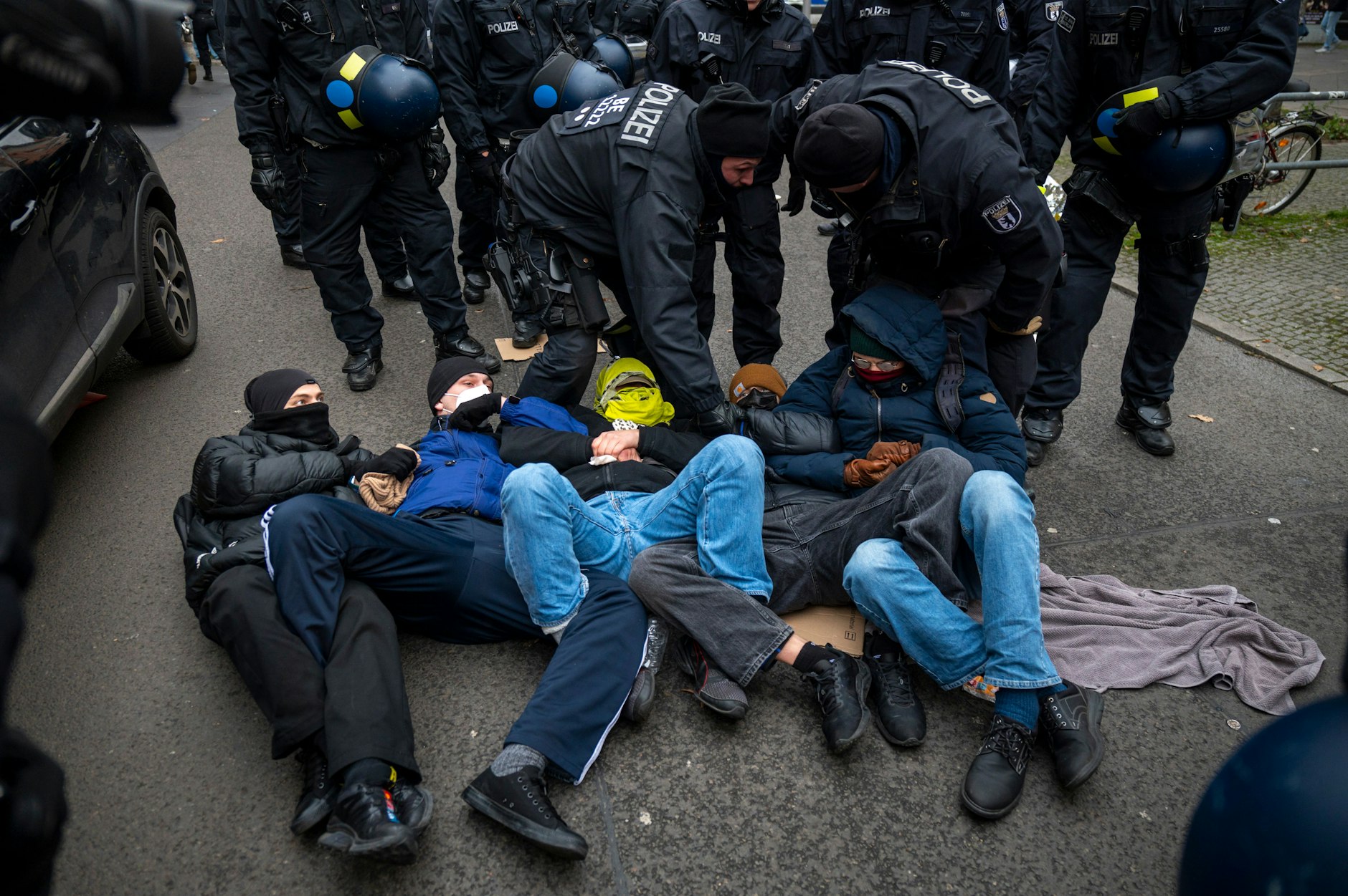 Eine Blockade der Belt Street durch Gegendemonstranten wird aufgelöst.