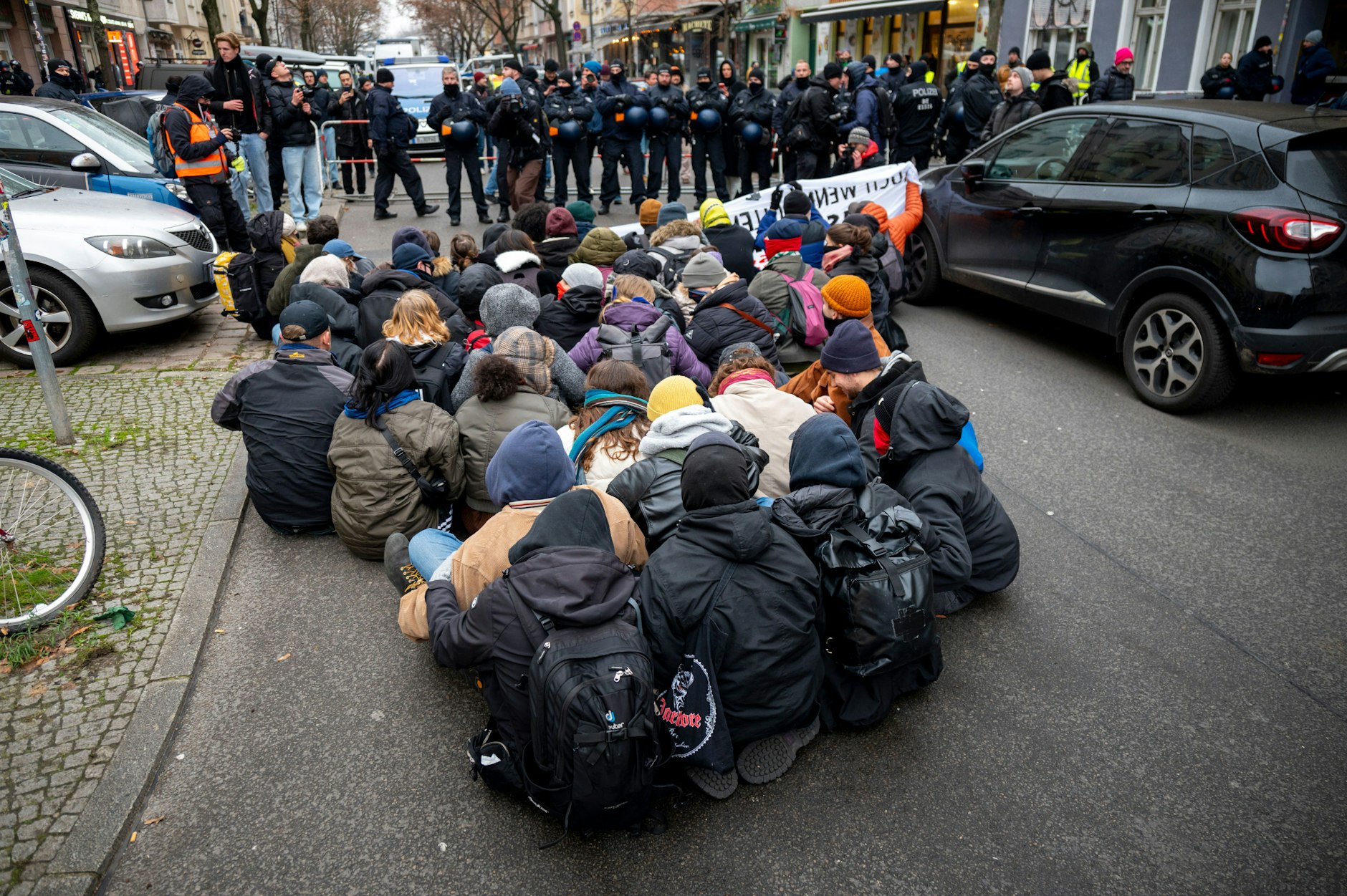 Antifa, Anwohner und Nachbarn blockieren eine Straße.