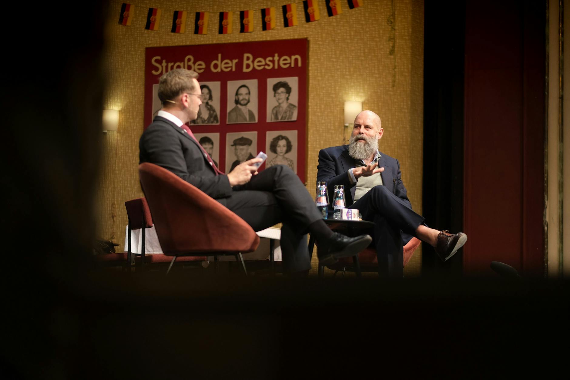 Daniel Morgenroth (l.), Intendant des Gerhart-Hauptmann-Theaters in Görlitz, spricht mit Holger Friedrich, dem Verleger der Berliner Zeitung, über kritischen Journalismus.
