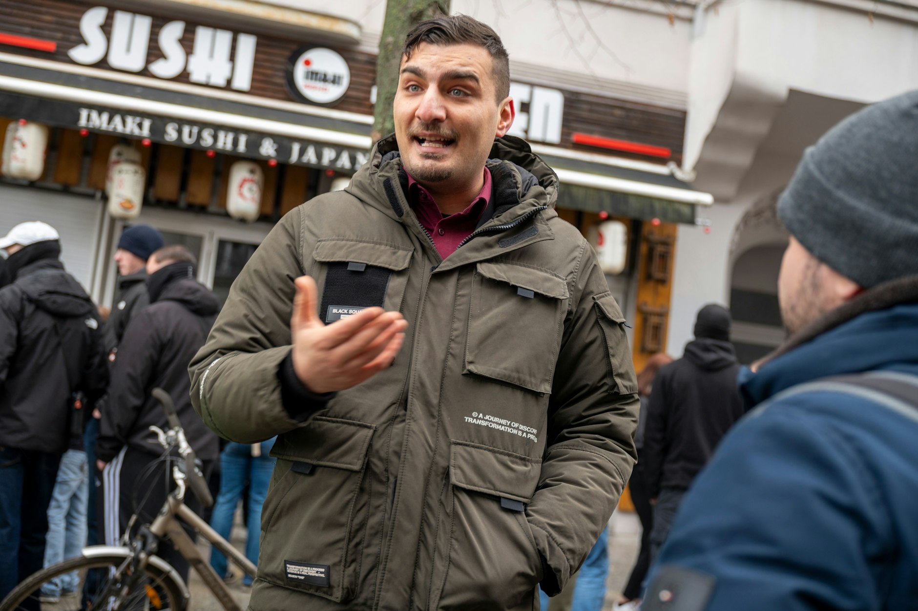 Der Ex-AfDler spricht mit Journalisten. Es kamen nur etwa 60 Teilnehmer.