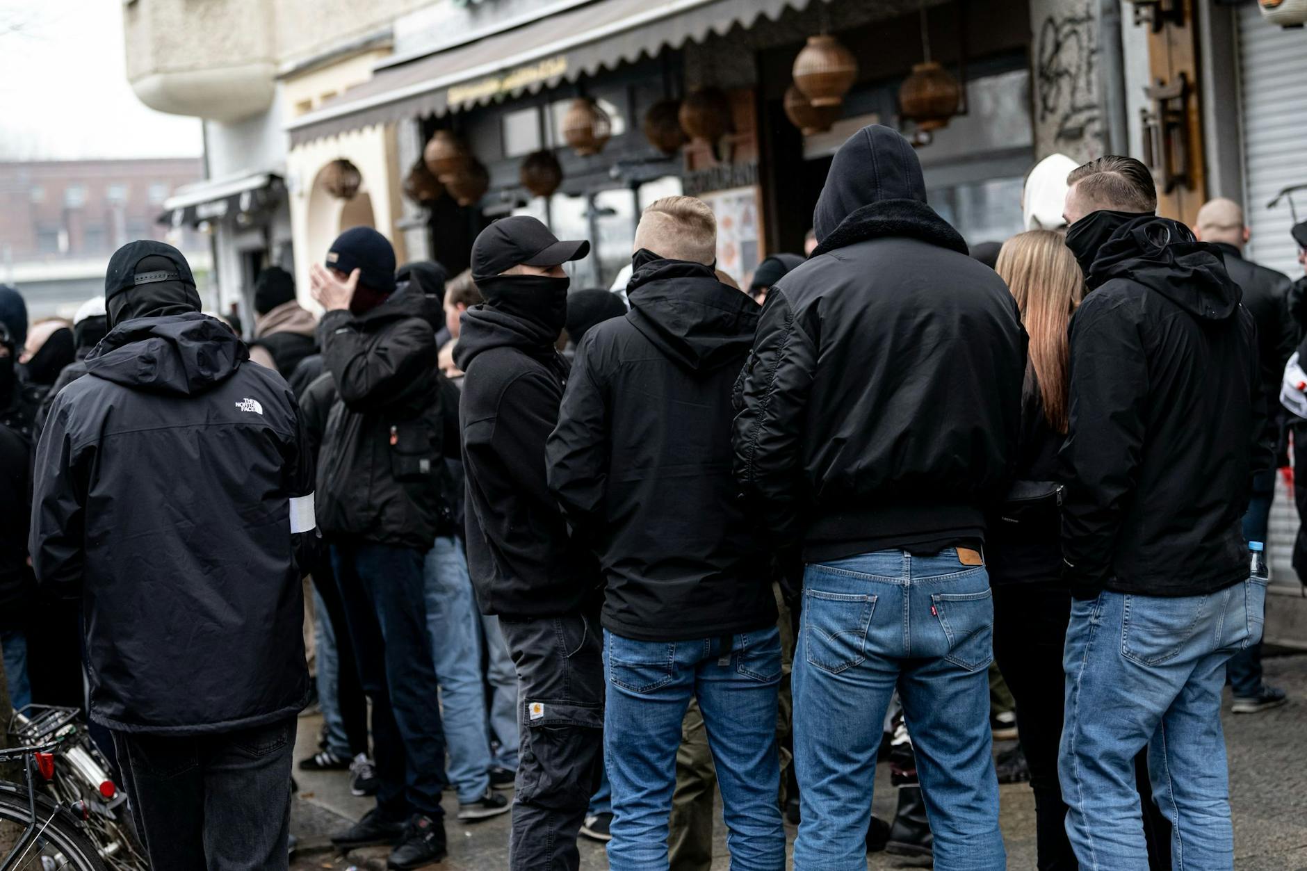 Teilnehmer der Neonazi-Demo in Friedrichshain: Mehrere Rechtsradikale hatten auf dem Weg zur Demo bereits in Lichtenrade einen SPD-Stand überfallen.