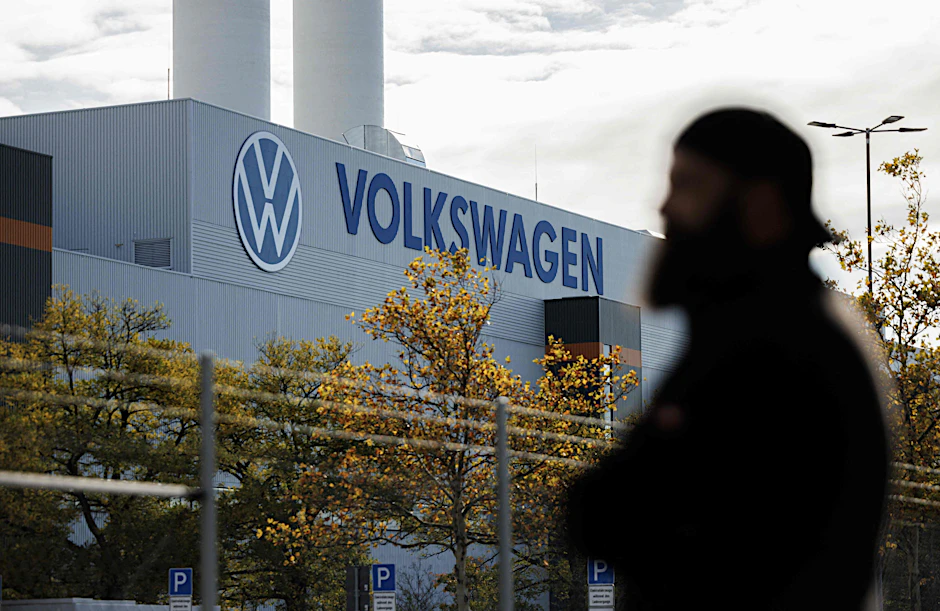 Vor dem Volkswagenwerk in Zwickau, Sachsen