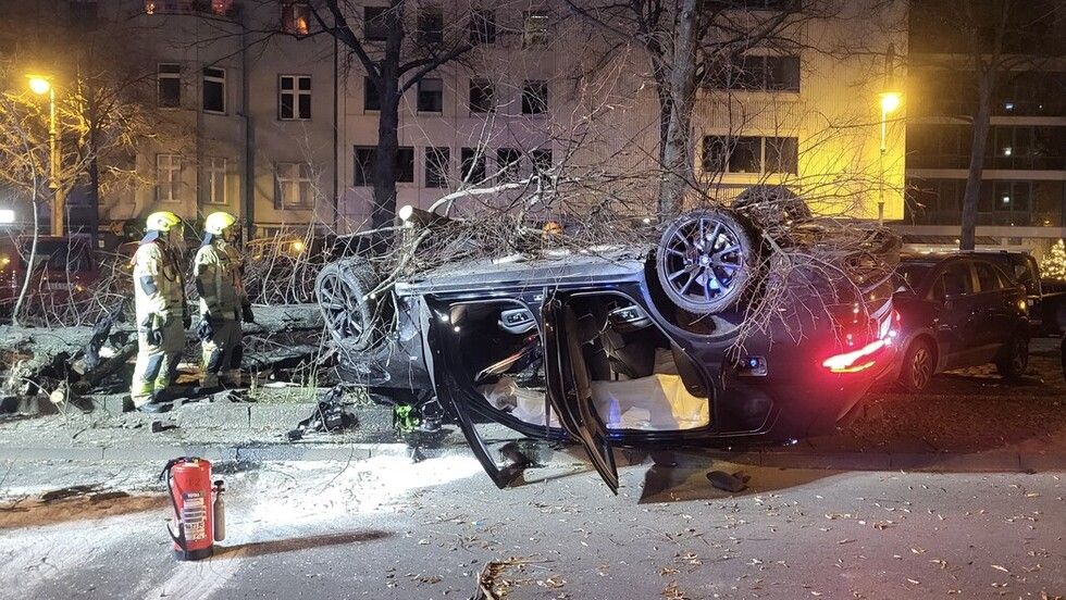 Kreuzberg: Raser überschlägt sich – Schaulustige greifen Polizisten an