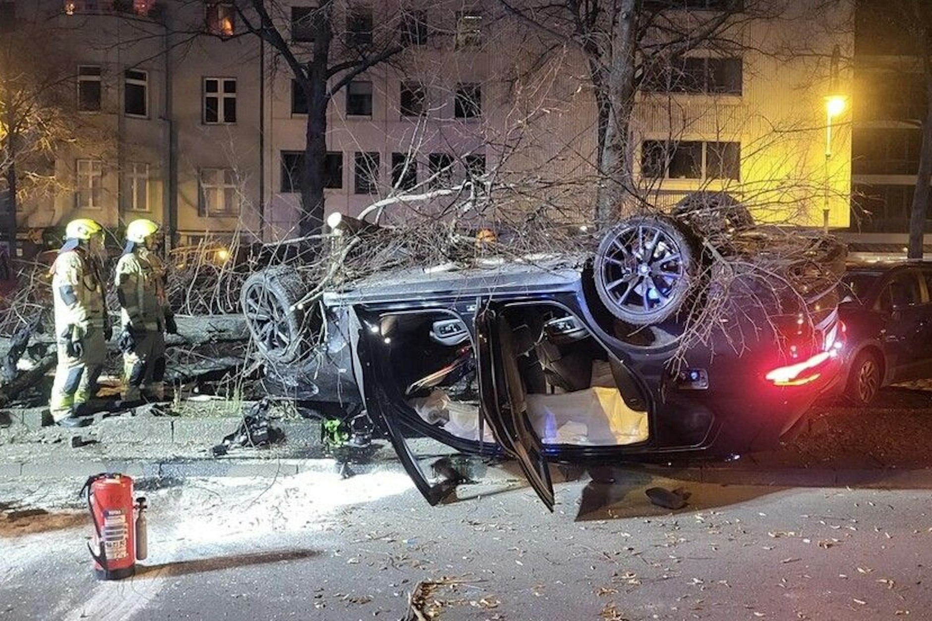 Der Raser war mit völlig überhöhter Geschwindigkeit durch Kreuzberg gebrettert, hatte einen Baum gestreift und sich überschlagen. Das Fahrzeug blieb auf dem Dach liegen.