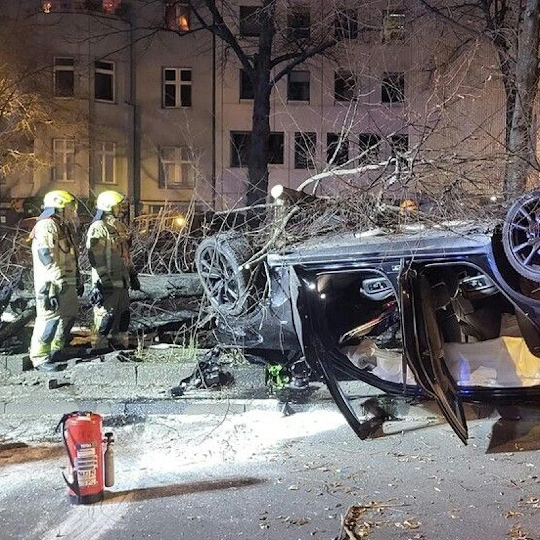 Kreuzberg: Raser überschlägt sich – Schaulustige greifen Polizisten an