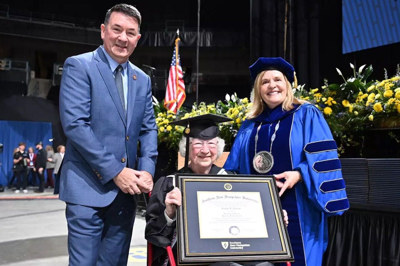 In einer feierlichen Zeremonie bekam Annette Roberge endlich ihren Uni-Abschluss.