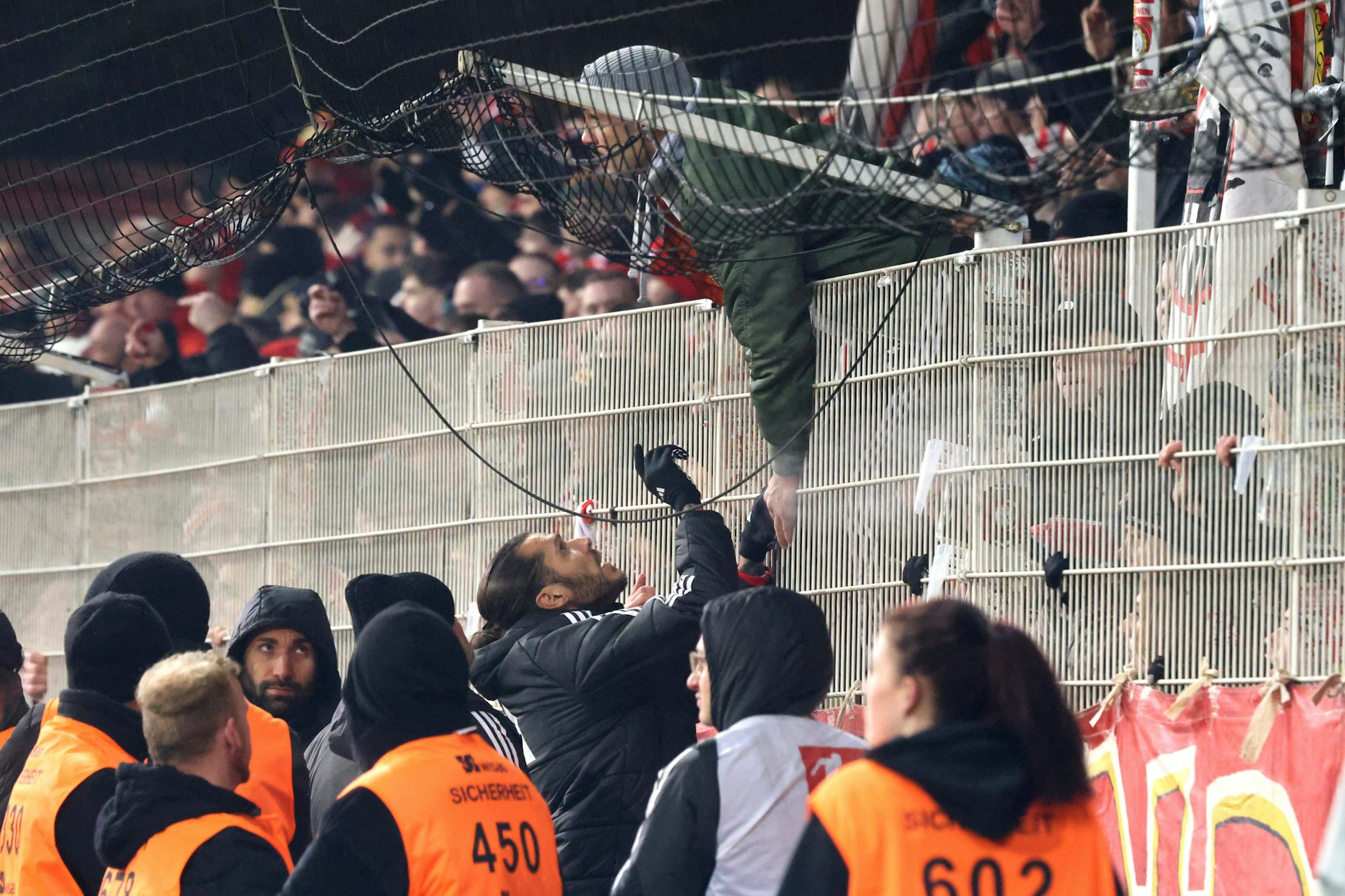 Union-Kapitän Christopher Trimmel diskutiert nach dem Skandal-Spiel gegen Bochum mit den Fans des 1. FC Union.