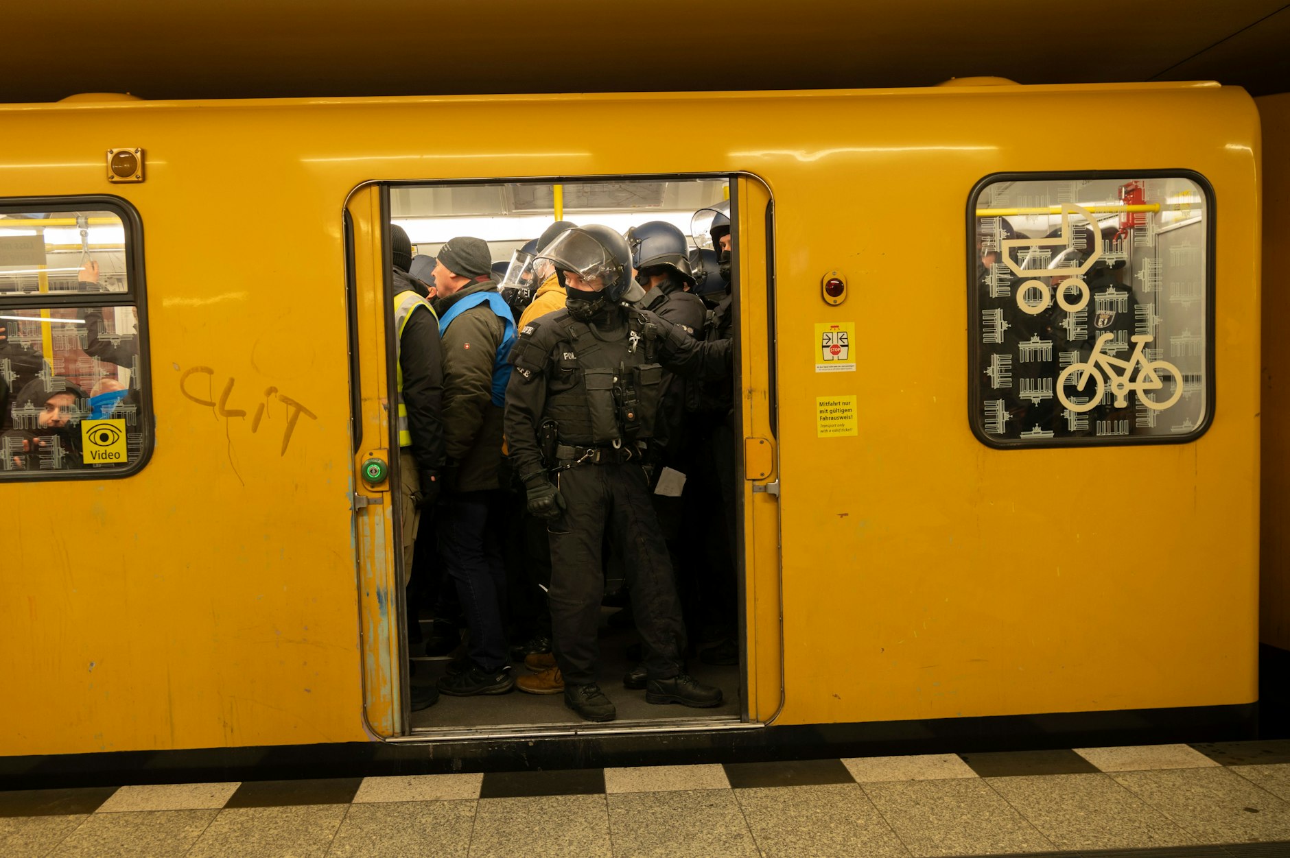 Nehmen Sie die U5 Richtung Hönow. Die rechten Demonstranten feiern sich selbst als Helden.