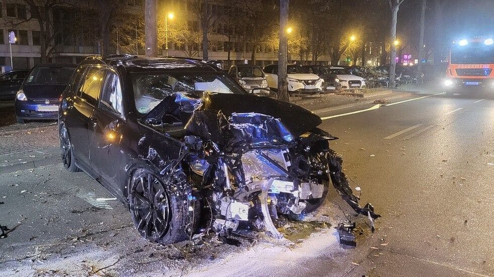 Das Fahrzeug wurde bei dem Horror-Crash schwer beschädigt.