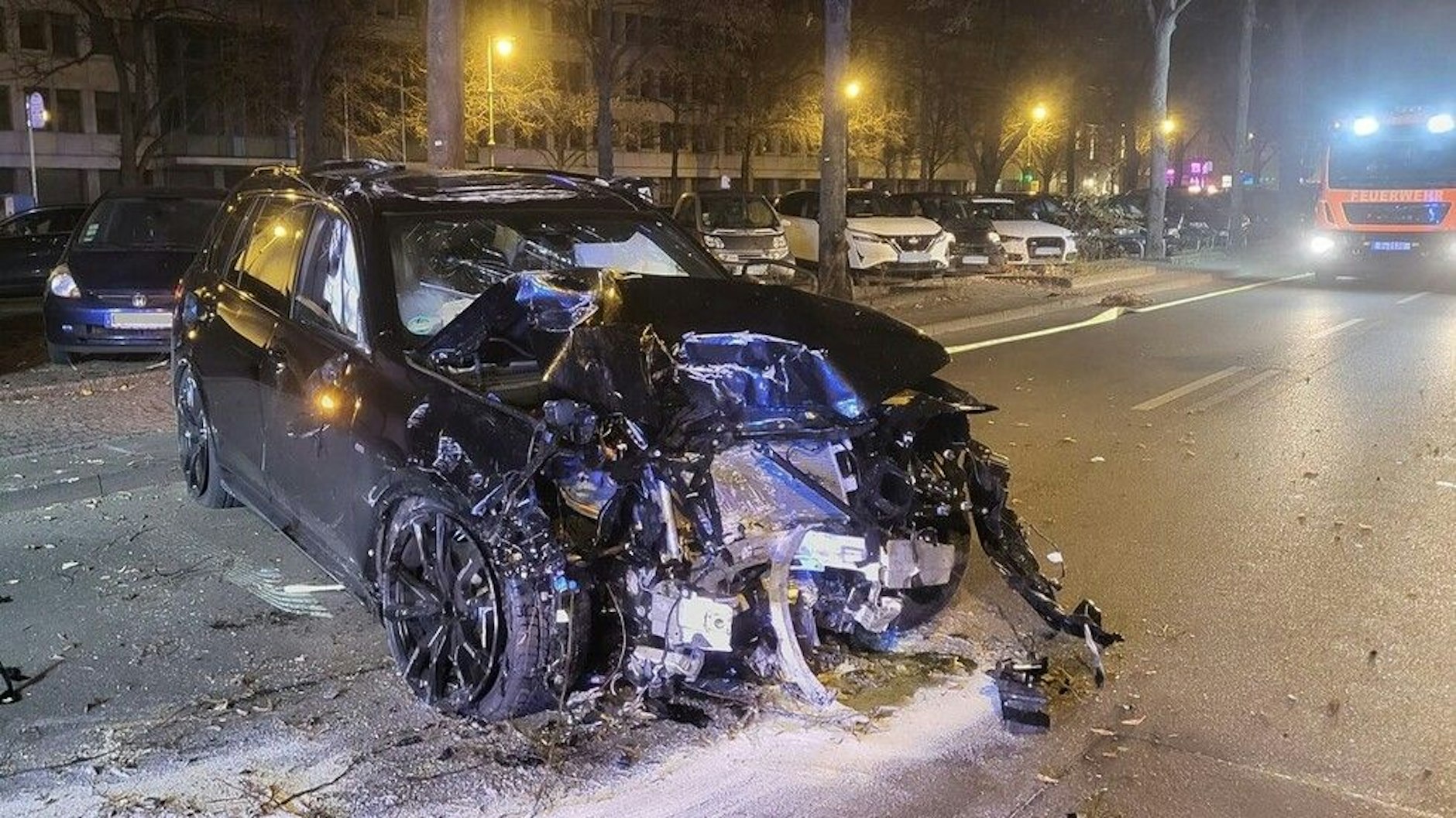 Das Fahrzeug wurde bei dem Horror-Crash schwer beschädigt.