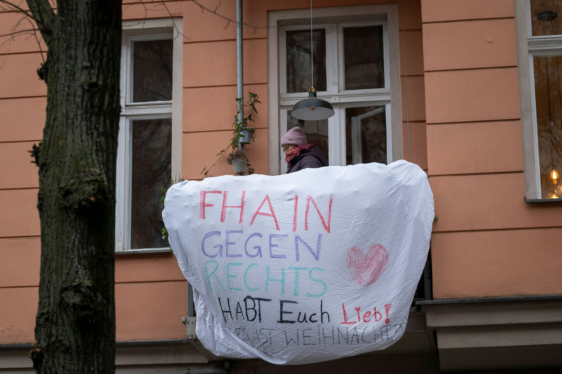 Anwohner zeigen Flagge gegen Nazis.