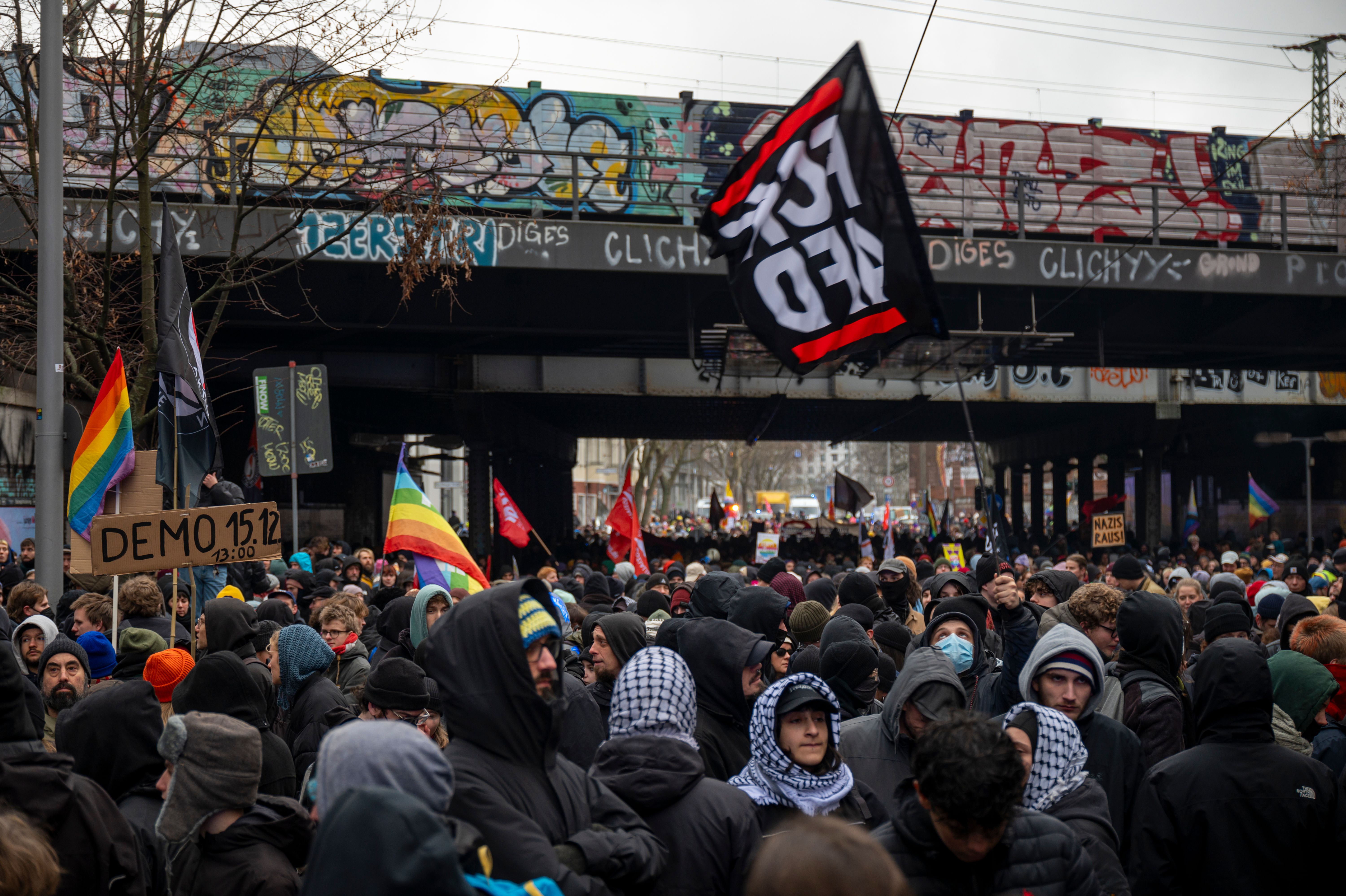 Rechtsradikale Demo in Friedrichshain: Tausende bei Gegenaktionen – Polizei räumt Blockaden