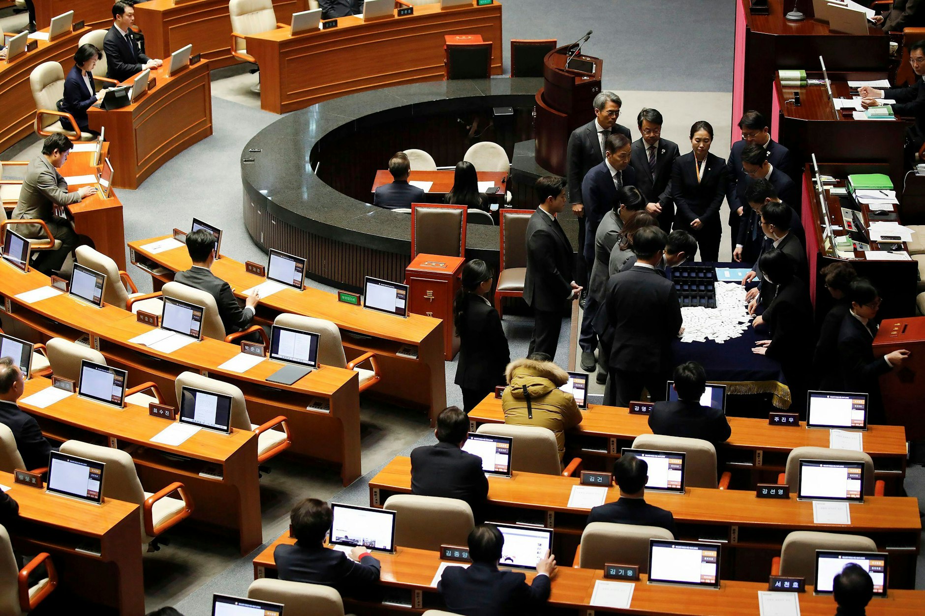 Beamte zählen die abgegebenen Stimmen während der Plenarsitzung zur Abstimmung über die Amtsenthebung von Präsident Yoon  in der Nationalversammlung Südkoreas. 