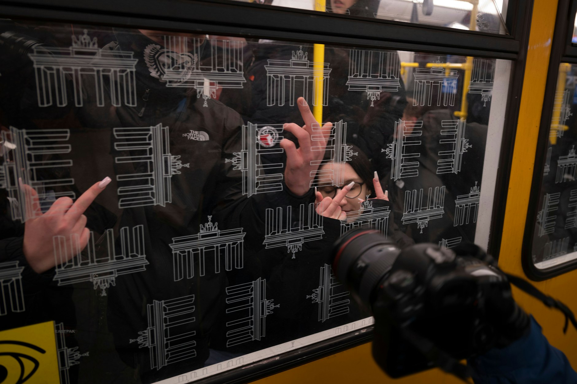 Rechte Teilnehmer können über den Frankfurter Bahnhof ausreisen.