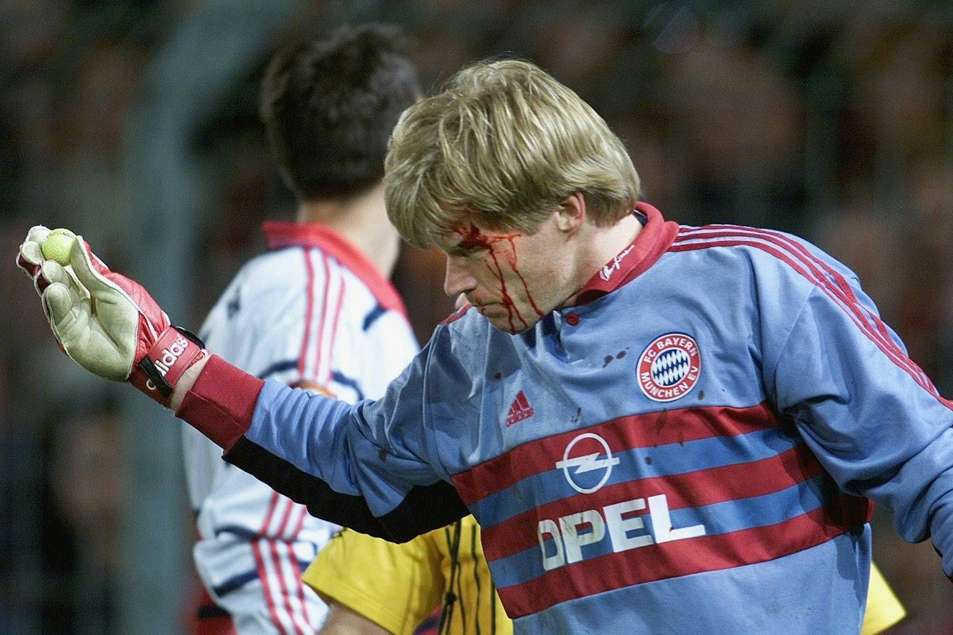 Der damalige Bayern-Torhüter Oliver Kahn wurde beim Auswärtsspiel in Freiburg von einem geworfenen Golfball verletzt.