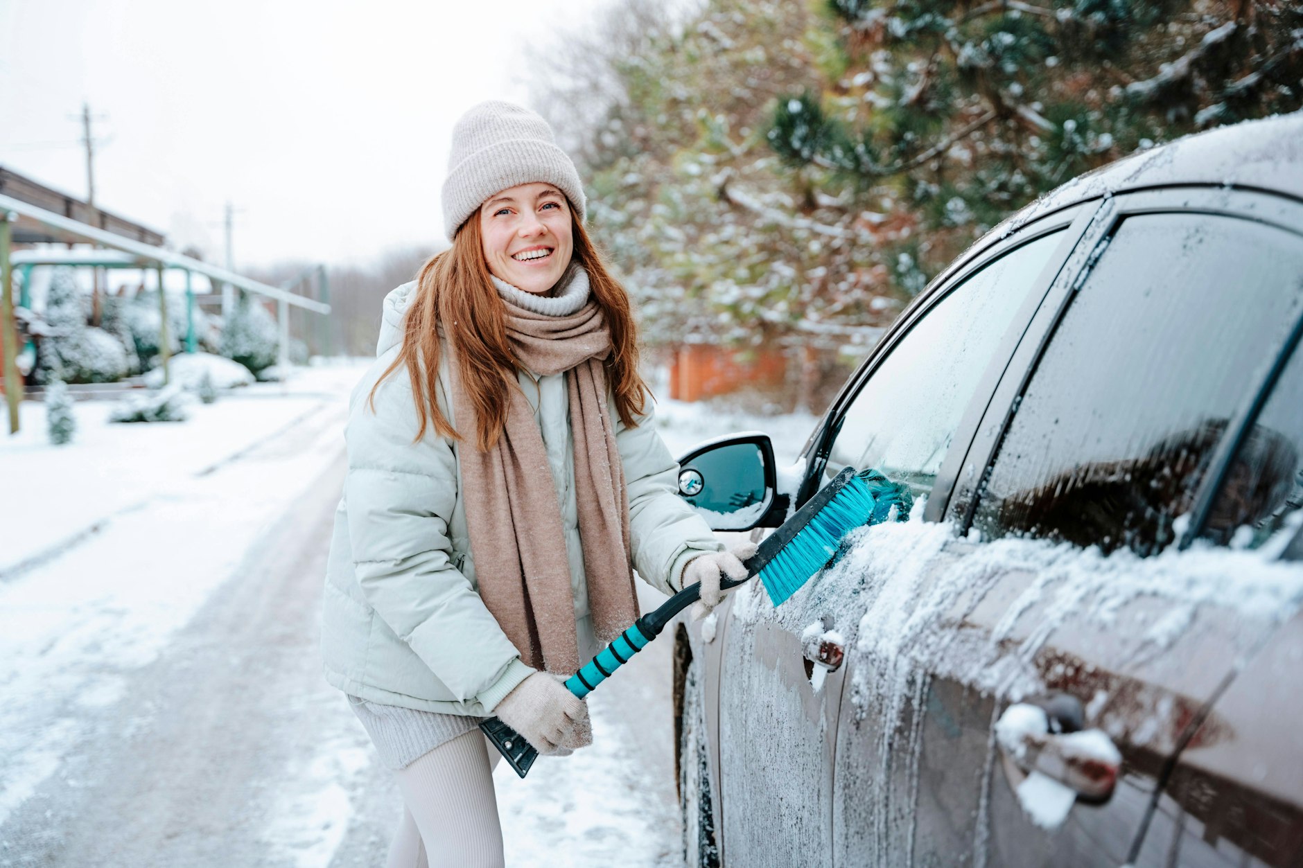 Um Sprit zu sparen, sollte immer der Schnee vom Fahrzeug entfernt werden. Das verbessert die Aerodynamik.