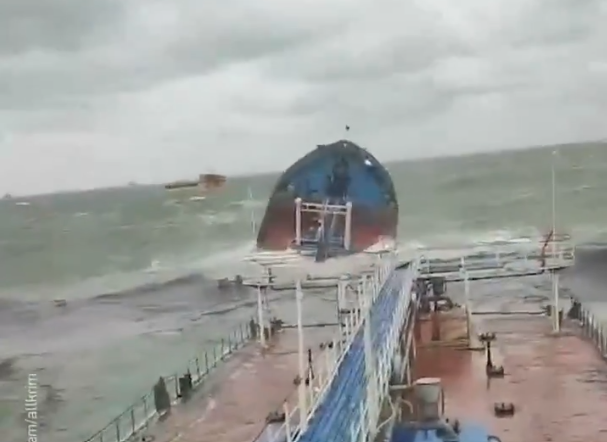 Umweltkatastrophe droht: Zwei russische Öltanker vor Krim in Seenot