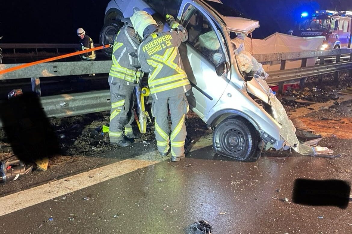 Der Wagen der Geisterfahrerin – für sie kam jede Hilfe zu spät.