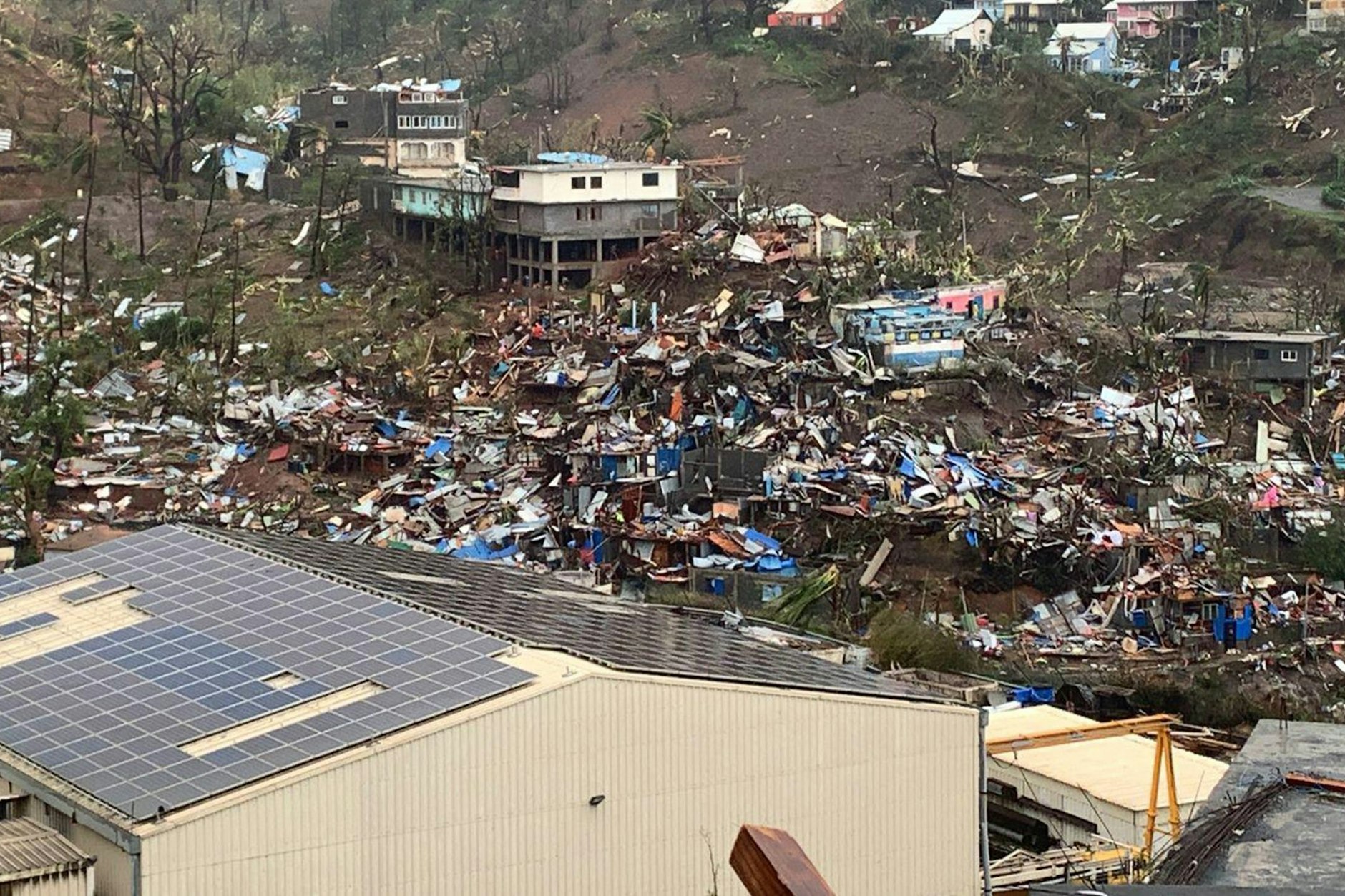 Der Sturm hat auf der französischen Insel Mayotte eine Schneise der Verwüstung hinterlassen.
