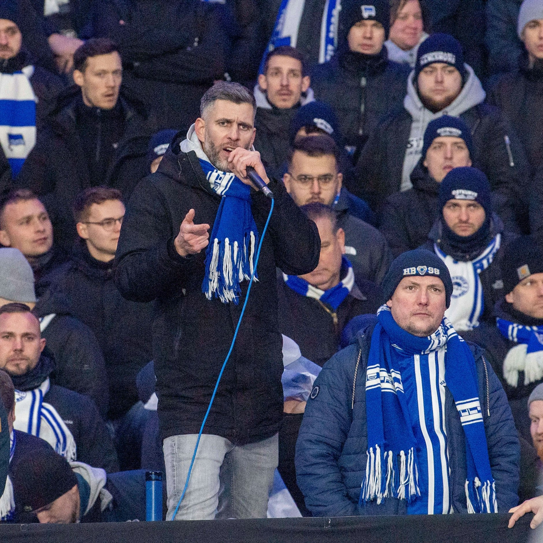 Ultra-Capo „Kreisel“ hielt nach der 1:2-Heimblamge gegen Münster eine mahnende Ansprache an die Hertha-Spieler.