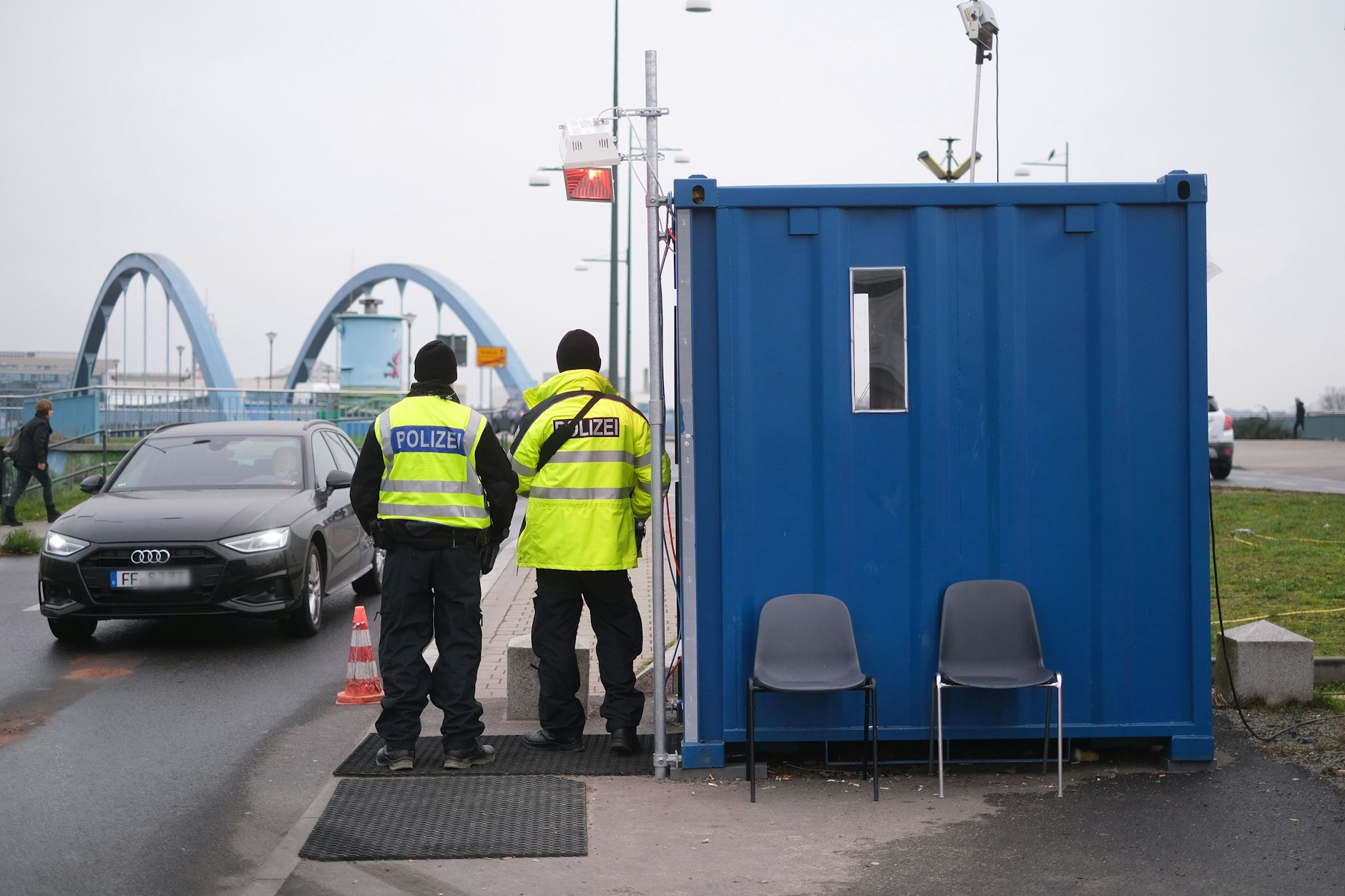 An der Frankfurter Stadtbrücke beobachten die Bundespolizisten die Fahrzeuge, die aus Słubice kommen.