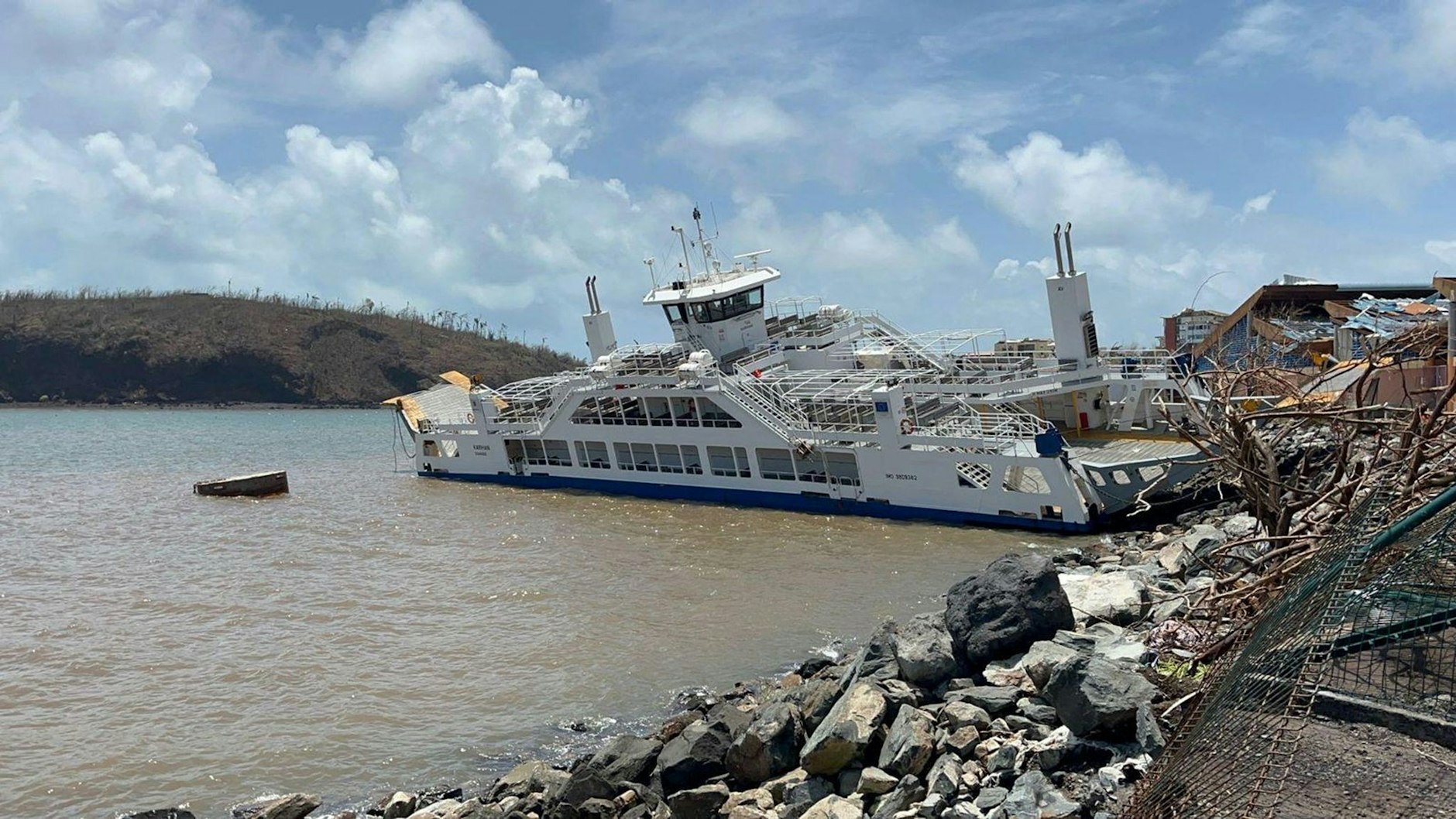 Das Schiff ist auf Mayotte zwischen Trümmern in Mamoudzou gestrandet.