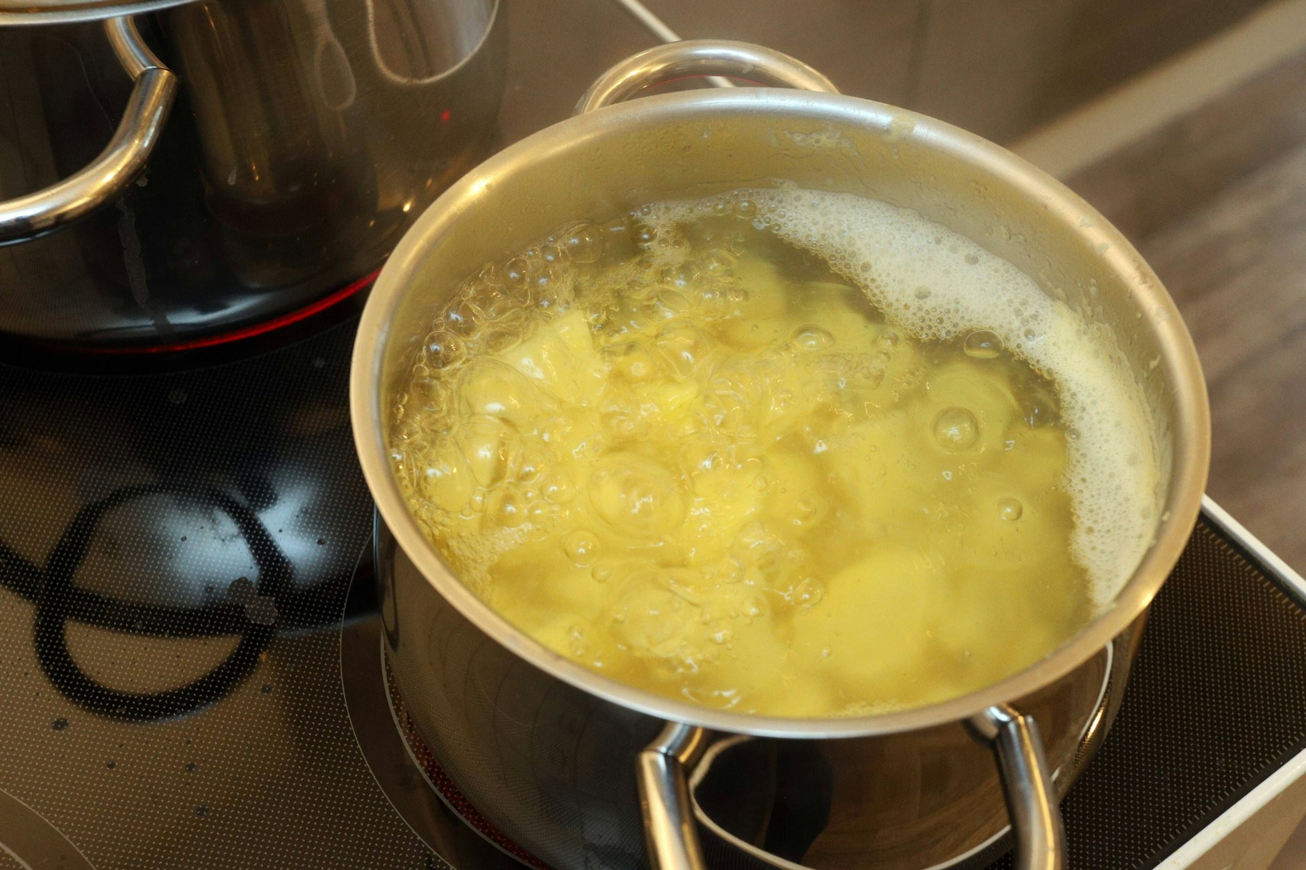Kartoffelwasser ist ein Allrounder: Es bindet Soßen, eignet sich als Dünger, Reinigungsmittel oder Pflegeprodukt. 