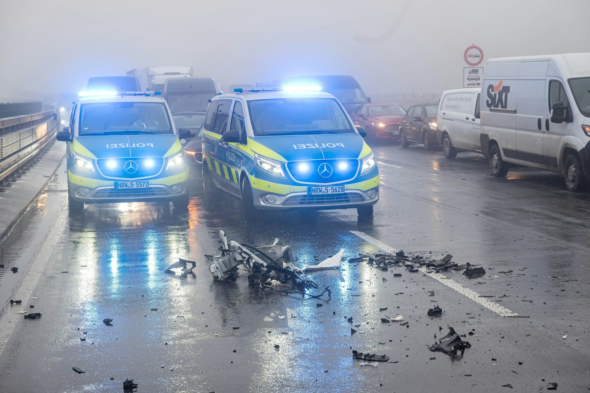 Auf der A45 krachten sechs Autos auf spiegelglatter Straße ineinander.