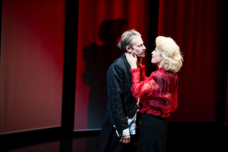 Die Sopranistin (Ruth Rosenfeld) reicht in „Replay“ von Yael Ronen in der Schaubühne den Pianisten (Christoph Gawenda) an die Tochter durch.