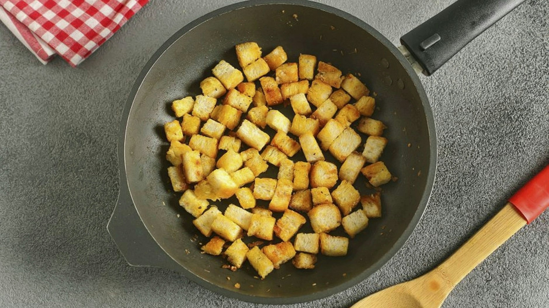 Die mit Öl und Gewürzen marinierten Brotwürfel werden in der Pfanne geröstet – fertig sind die Croûtons.