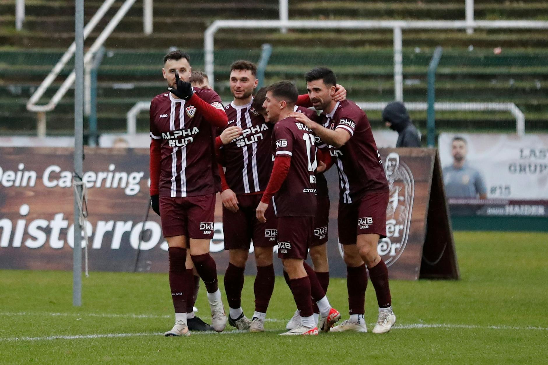 Rufal Dadashov hebt nach seinem zweiten Tor den Zeigefinger, die Kollegen jubeln ausgelassen.
