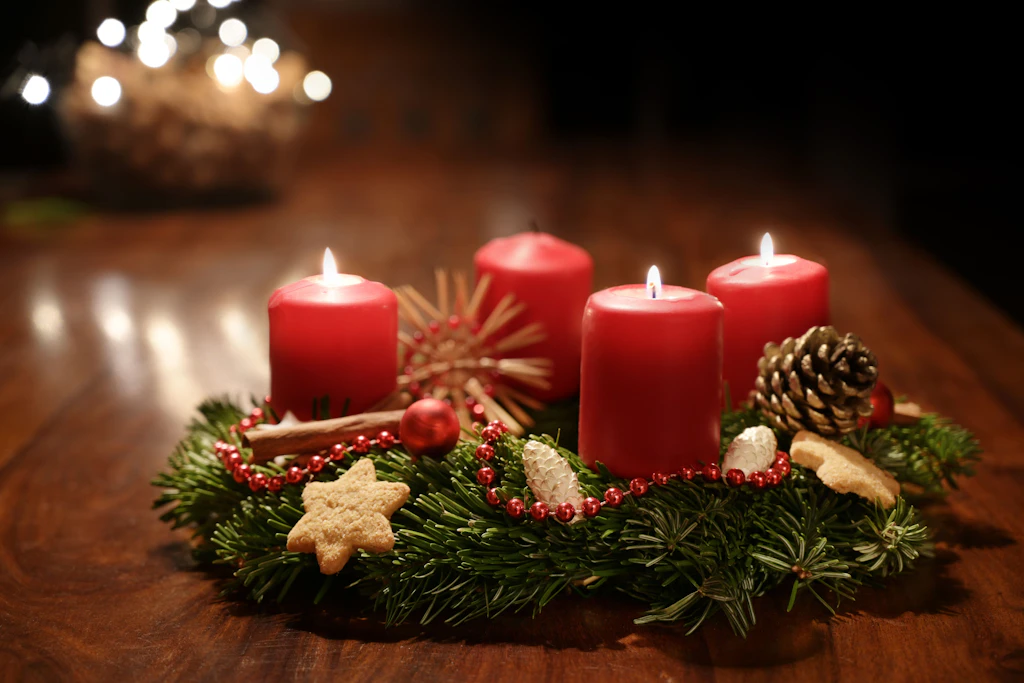 Wer hat den Adventskranz erfunden? Seine Geschichte und Symbolik