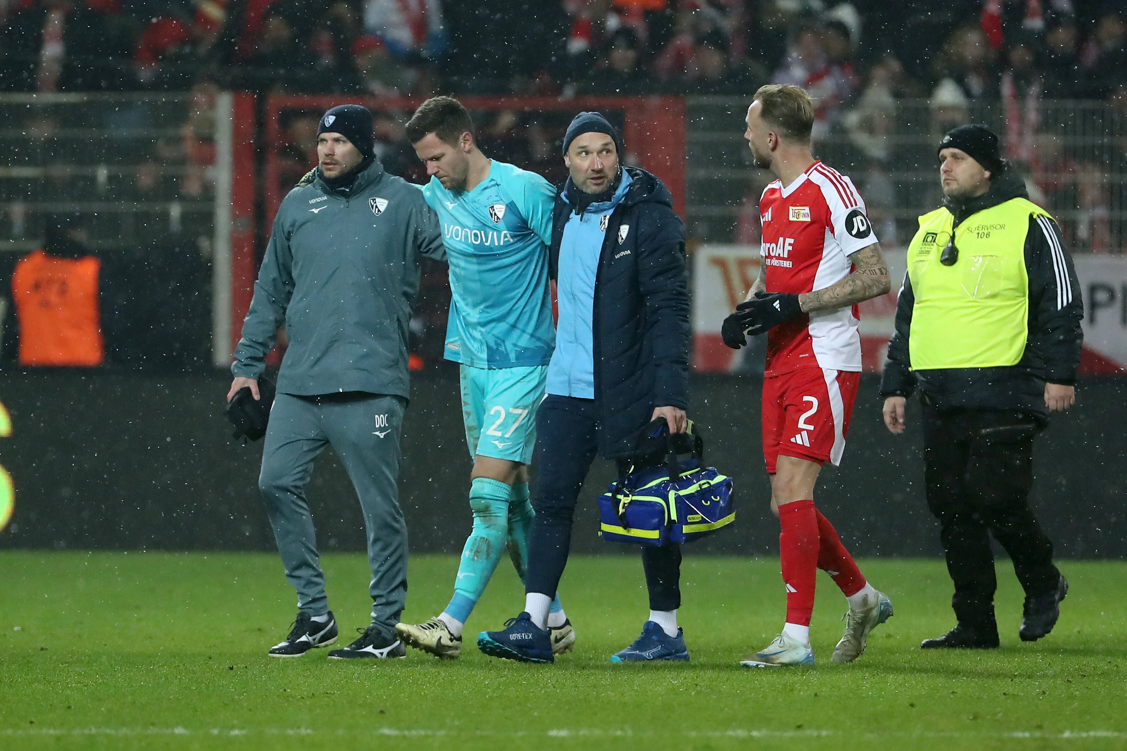 Bochums Torhüter Patrick Drewes konnte nicht weiterspielen, nachdem er von einem Fan des 1. FC Union mit einem Feuerzeug am Kopf getroffen wurde.