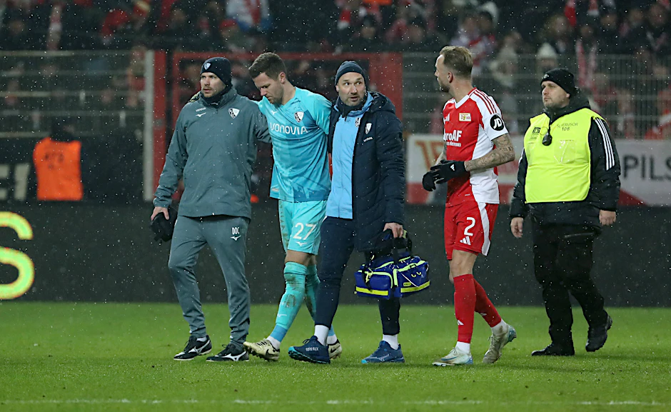 Bochums Torhüter Patrick Drewes konnte nicht weiterspielen, nachdem er von einem Feuerzeug eines Union-Fans am Kopf getroffen wurde.