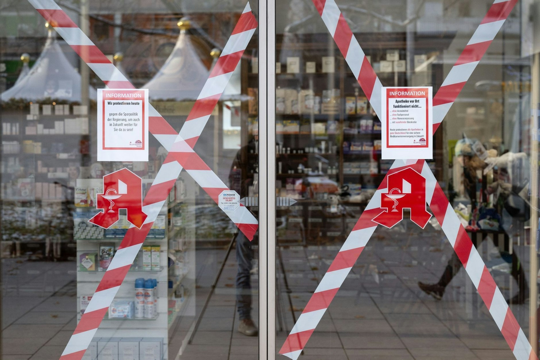 Absperrband hängt an einer geschlossenen Apotheke in Dresden. Foto: Sebastian Kahnert/dpa
