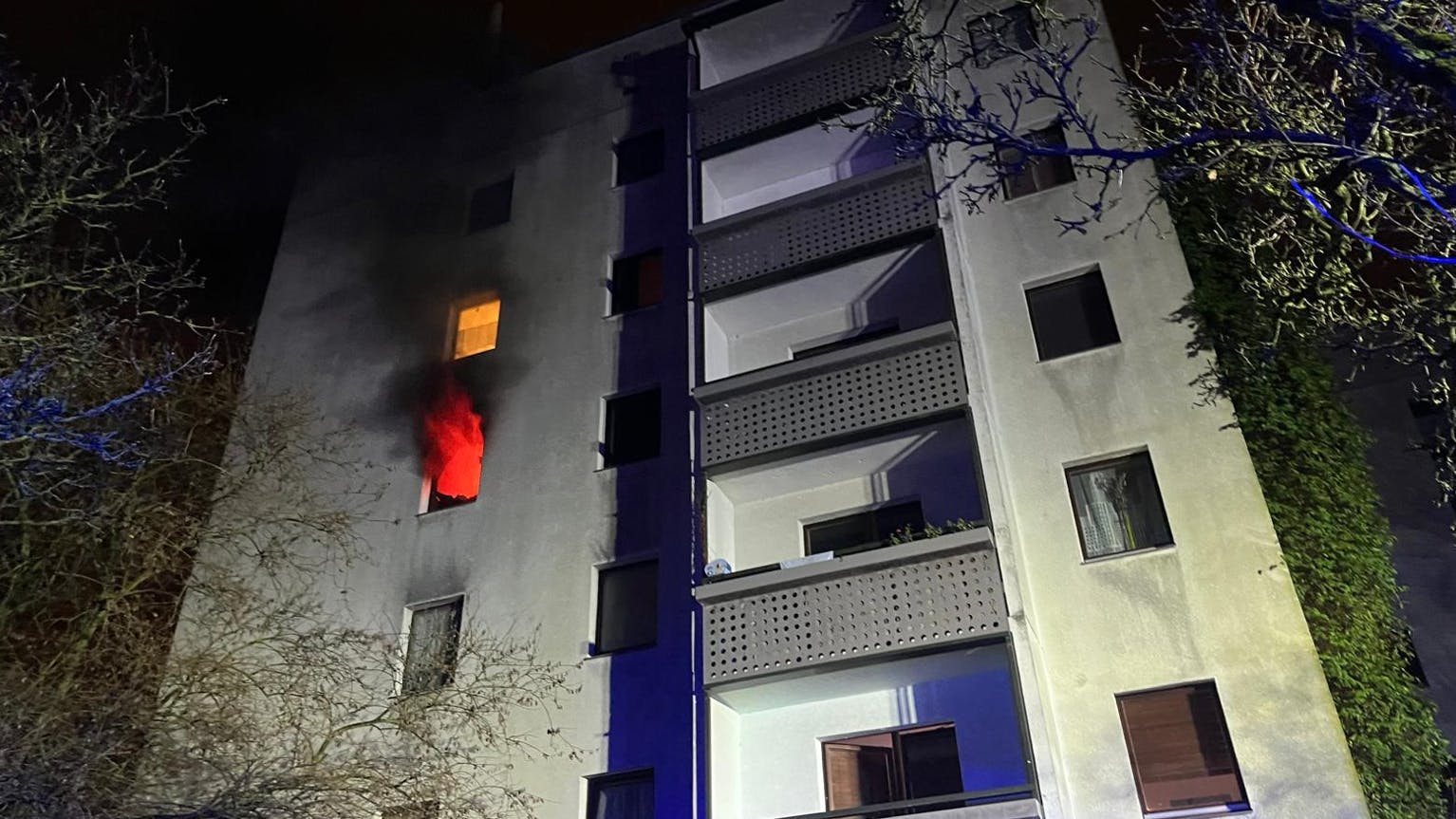 Die brennende Wohnung im Hochhaus an der Gothaer Straße in Berlin-Hellersdorf