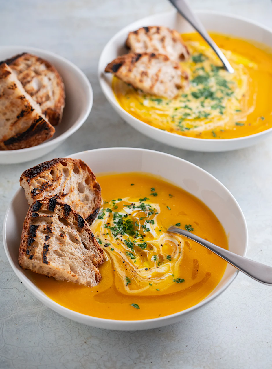 Zu der Karotten-Ingwer-Suppe mit Kokosmilch können Sie geröstetes Brot reichen. Oder Sie garnieren die Suppe mit Croûtons. Wie die gemacht werden, lesen Sie im Rezept.