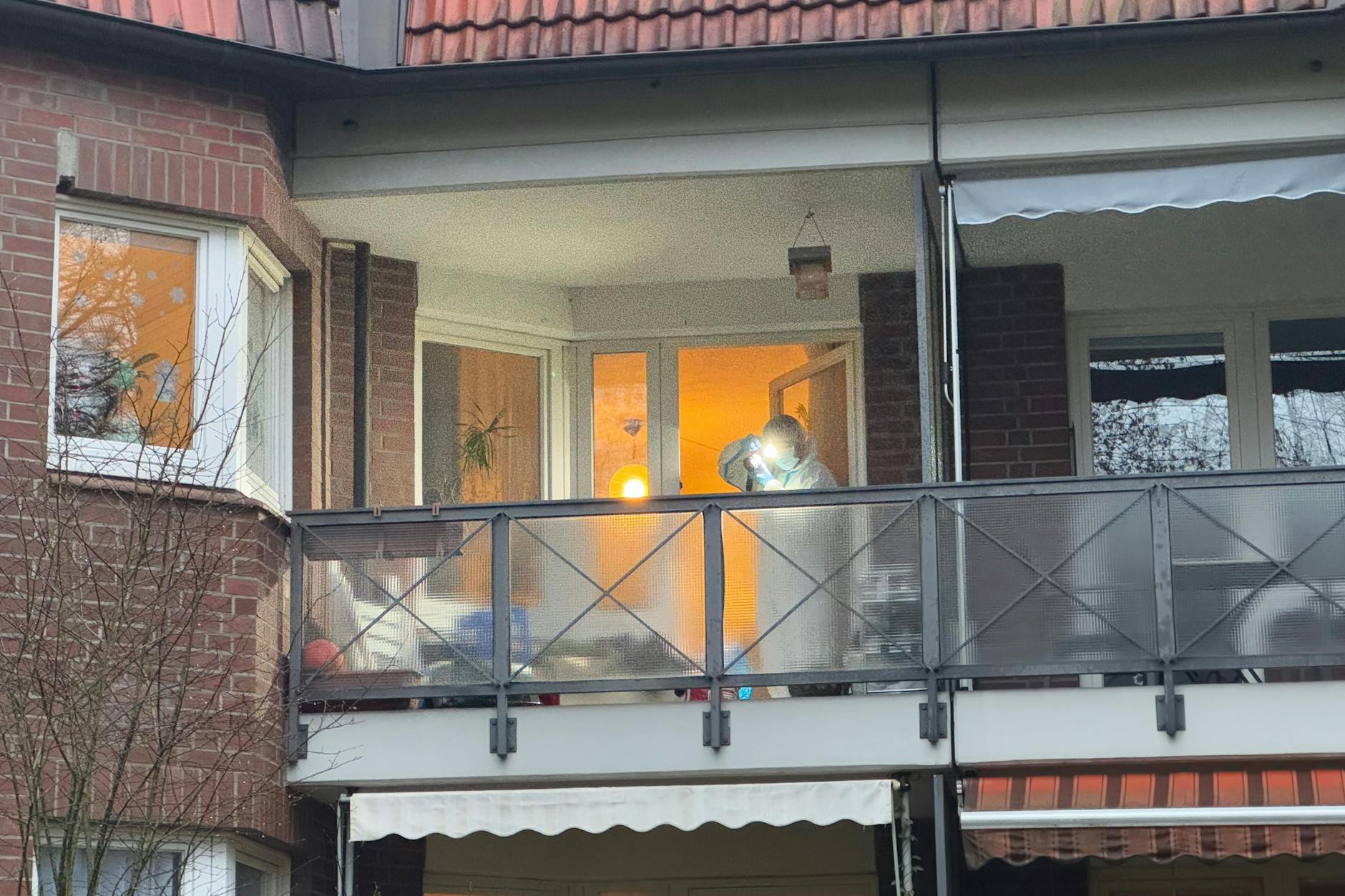 Die Spurensicherung in der Wohnung in Hamburg Bramfeld, in der die 50-Jährige getötet wurde. Ihr Sohn (19) wurde festgenommen.