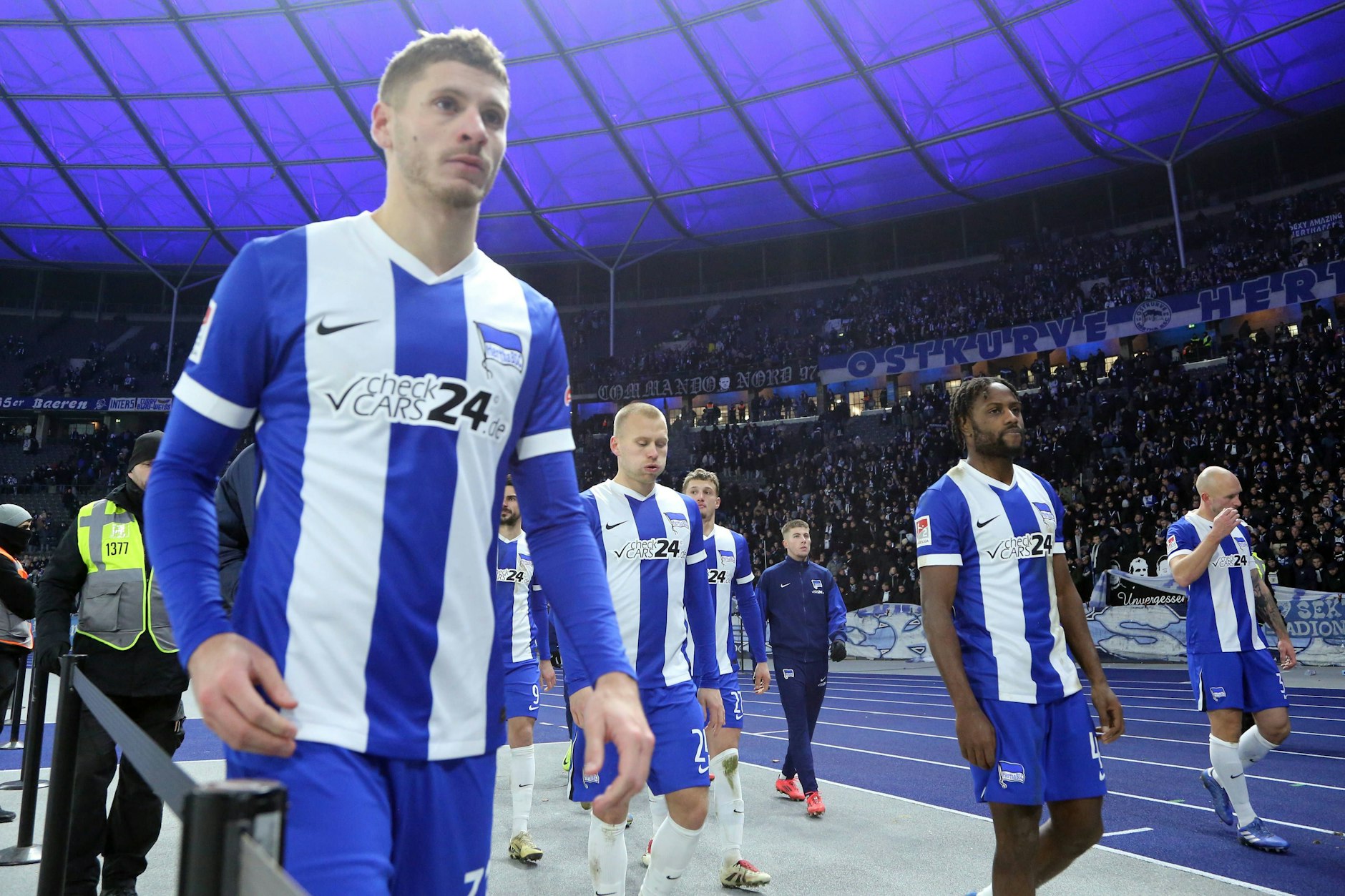 Herthas Profis schlichen nach der Ansage des Ultra-Capos geknickt in die Kabine.