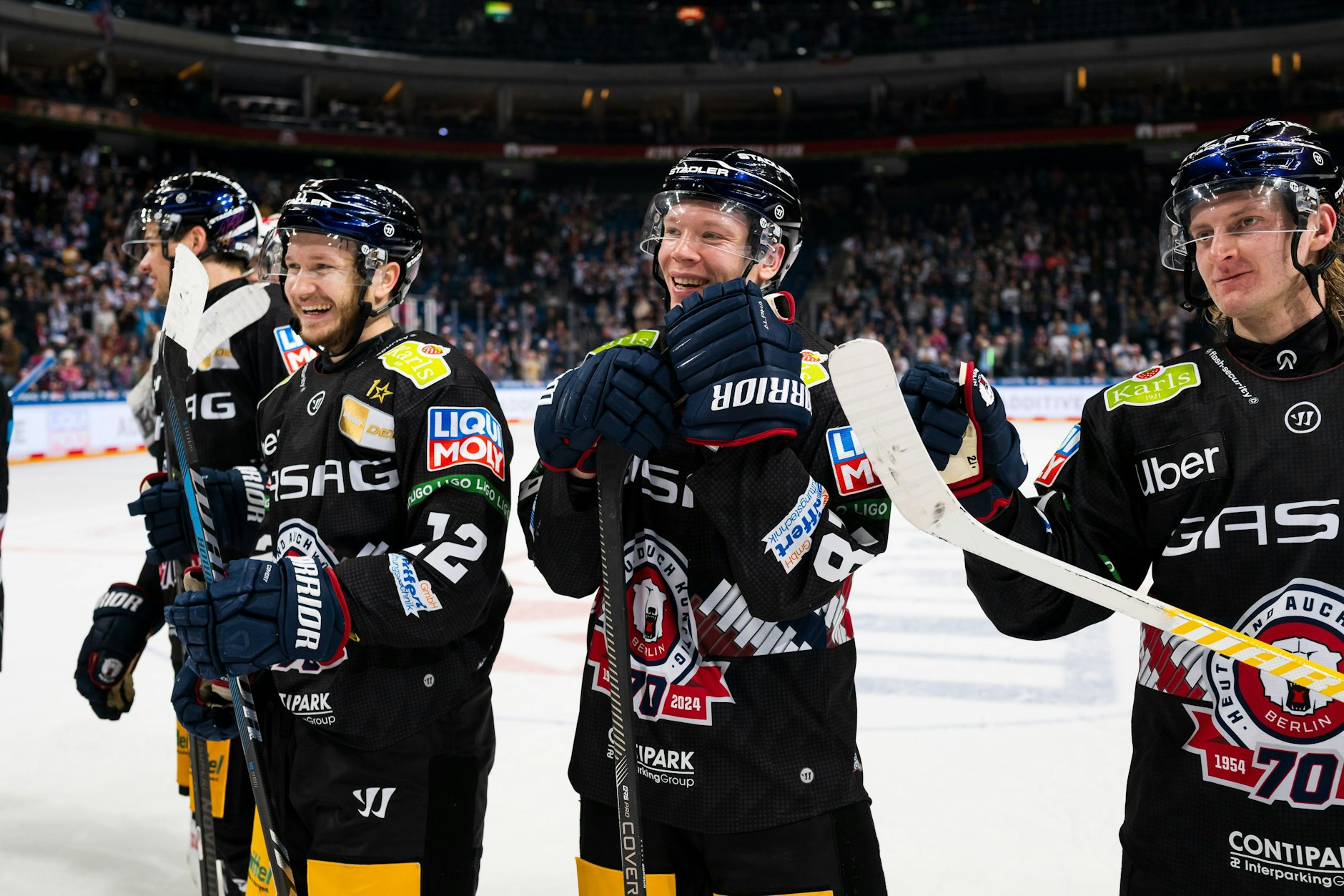 Eric Mik, Jonas Müller und Manuel Wiederer von den Eisbären Berlin hatten durch den Sieg gegen Adler Mannheim wieder gut lachen.