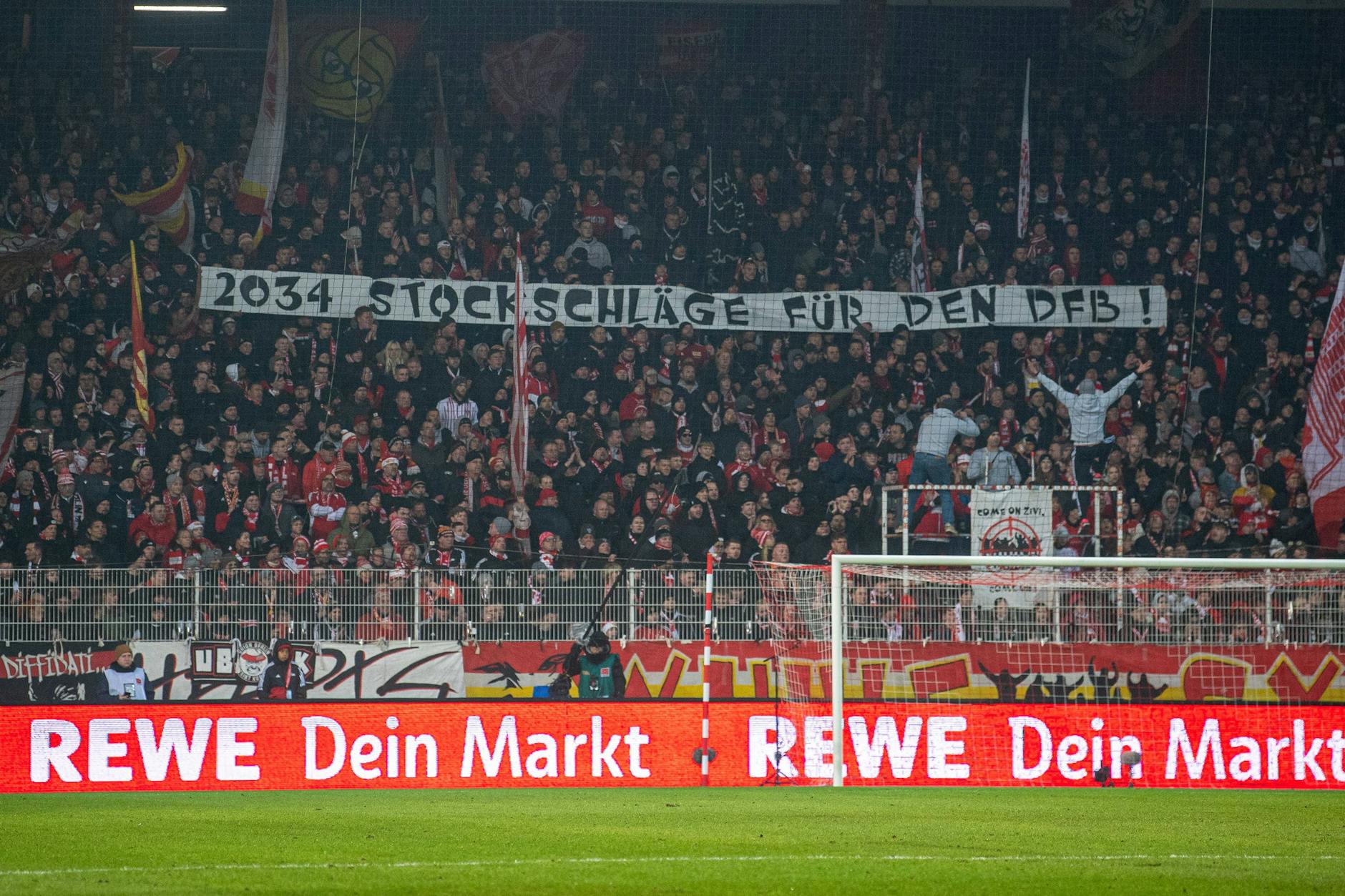 Auch der Deutsche Fußball-Bund (DFB) bekam sein Fett weg: Union-Fans protestierten gegen die WM-Vergabe 2034 an Saudi-Arabien.