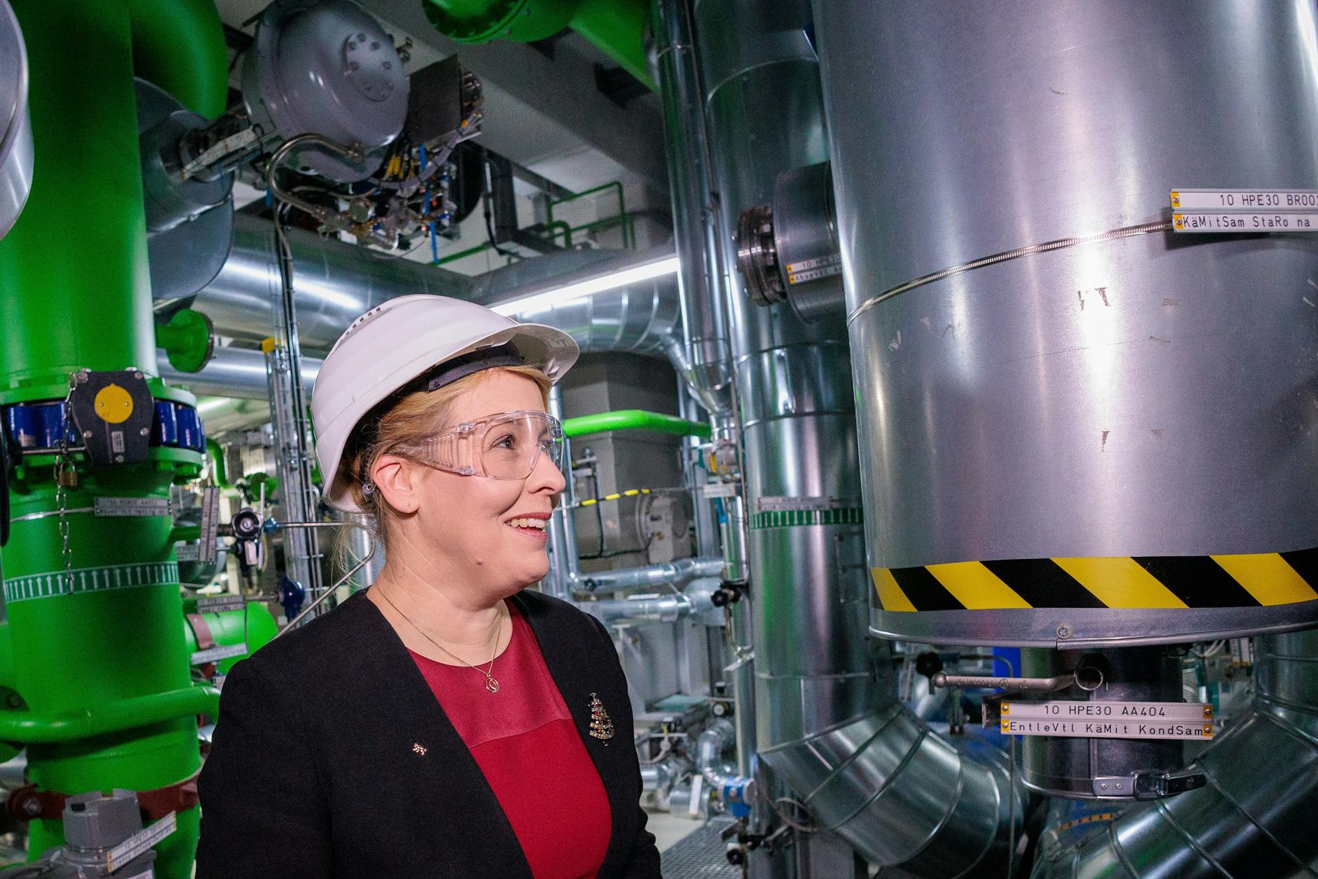 Franziska Giffey (SPD), Berliner Senatorin für Wirtschaft, Energie und Betriebe, bei der Inbetriebnahmefeier einer Hochtemperatur-Wärmepumpe in der Kältezentrale am Potsdamer Platz.