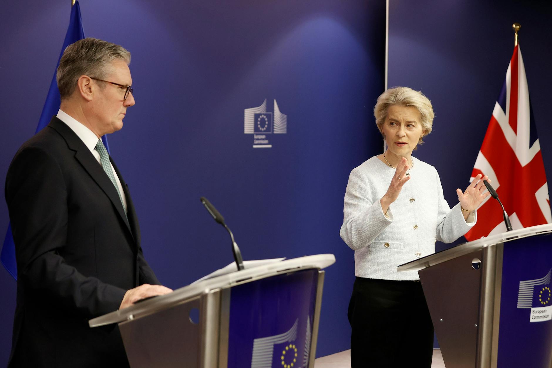 Der britische Premierminister Keir Starmer hört der Präsidentin der Europäischen Kommission, Ursula von der Leyen, während eines Treffens im Oktober zu.
