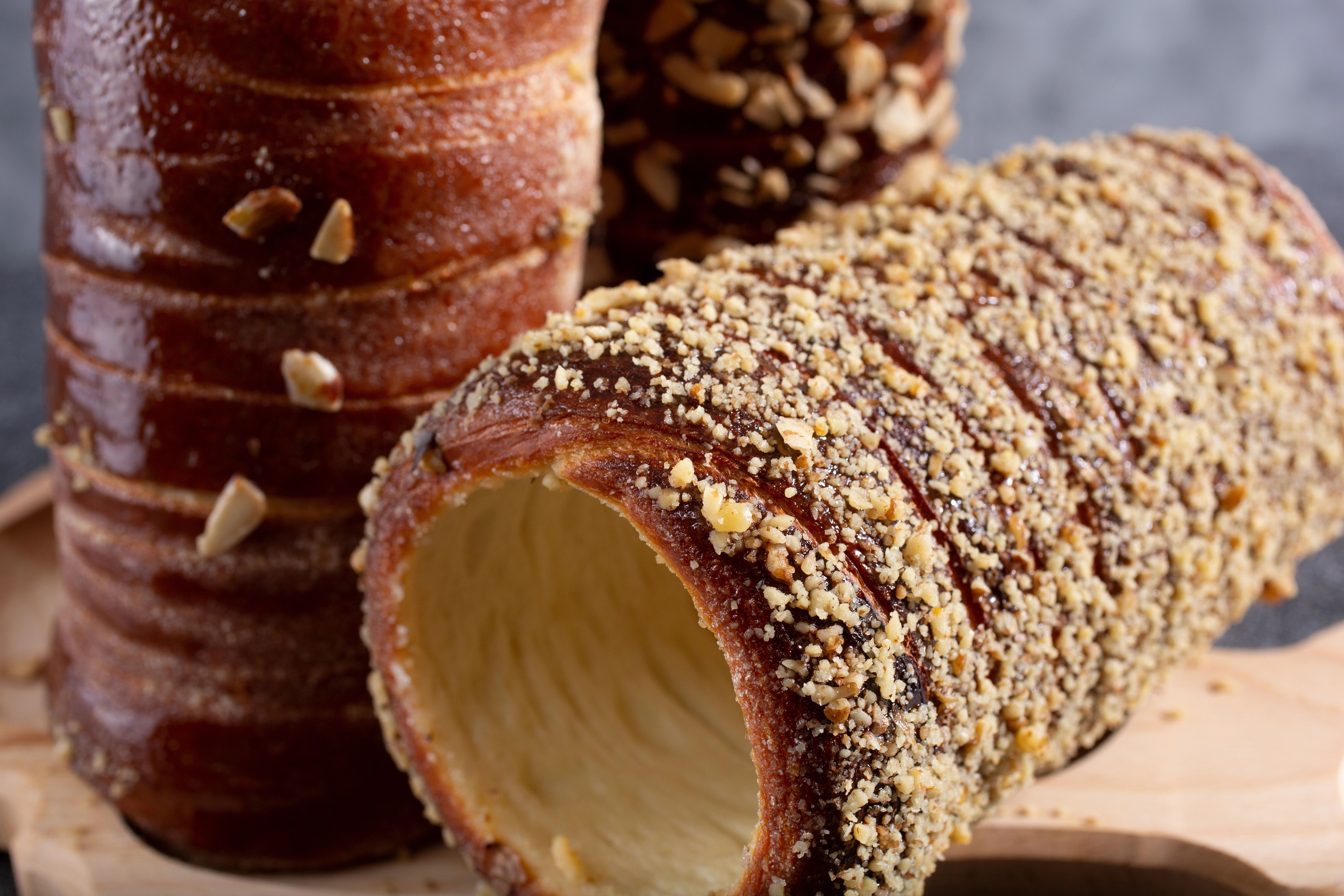 Rezept für Baumstriezel – so einfach klappt der Weihnachtsmarktgenuss Zuhause!