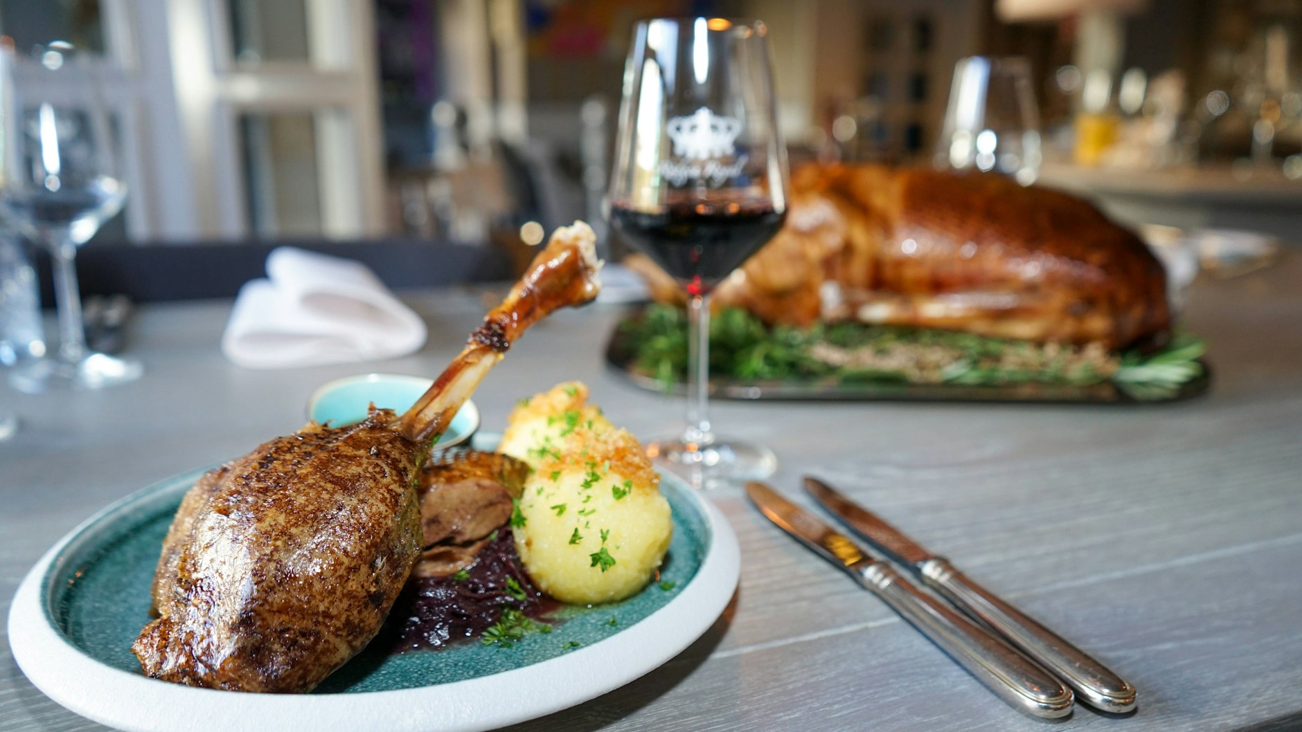 Natürlich sind die Klöße auch die perfekte Beilage zum Gänsebraten. 