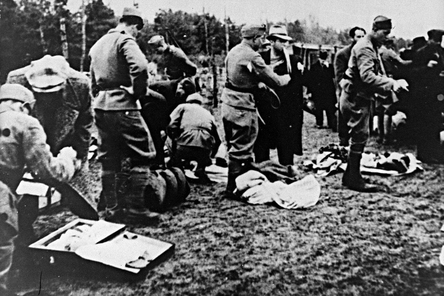 Die Ustascha in Jasenovac beschlagnahmt die Habseligkeiten neu angekommener Häftlinge.