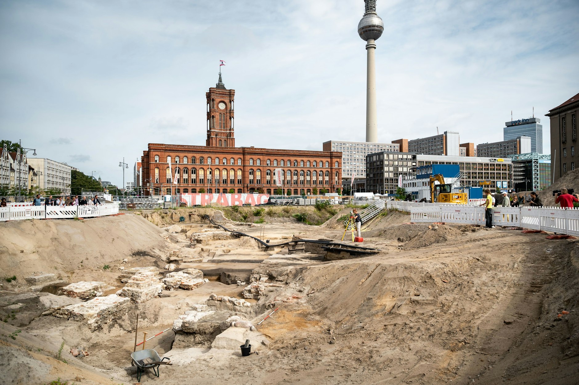 Archäologen haben erneut Artefakte am Molkenmarkt in Mitte ausgegraben.