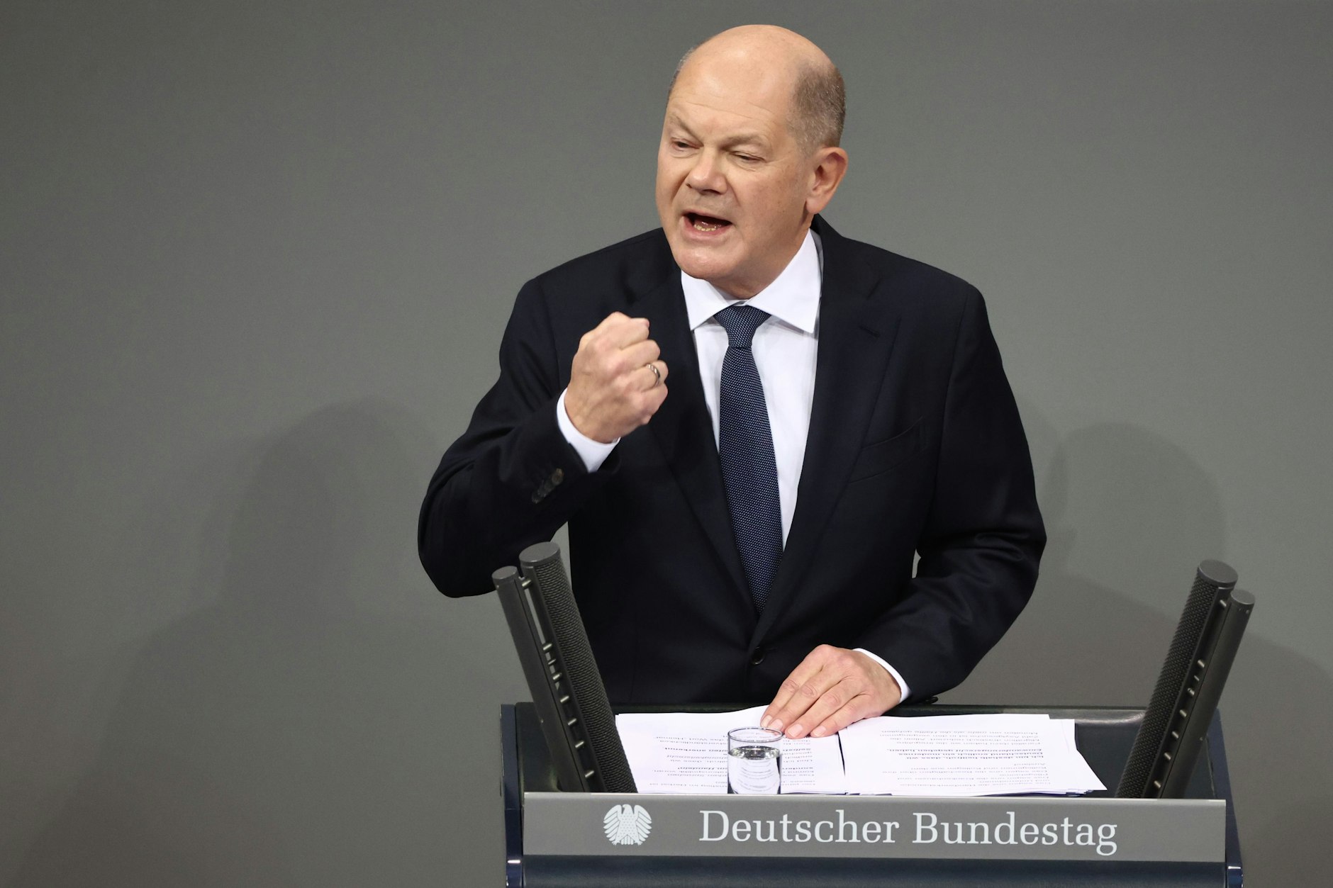 Bundeskanzler Olaf Scholz bei seiner Rede vor der Vertrauensfrage im Bundestag.